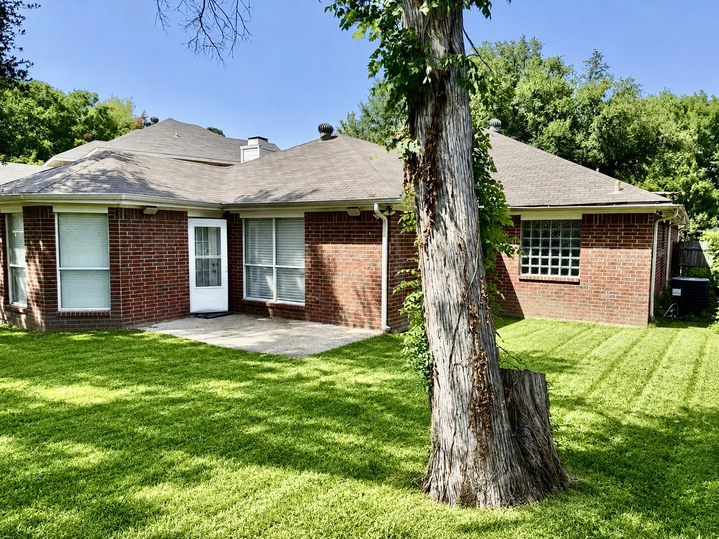 Single Family Residence For Sale in Dallas County , 1623 Allen Drive, Cedar Hill, Texas 75104, 3 Bedroom, 2 Bathroom, 2 Garage spaces, 1,822 Sqft, built in 1990, mls#21337967, Real Estate Agent in Cedar Hill, Homes For Sale in Dallas county, Homes For Sale in Cedar Hill, Realtor in Cedar Hill Texas, Real Estate Brokerage Independent Realty Texas, Luminita Cordes Realtor