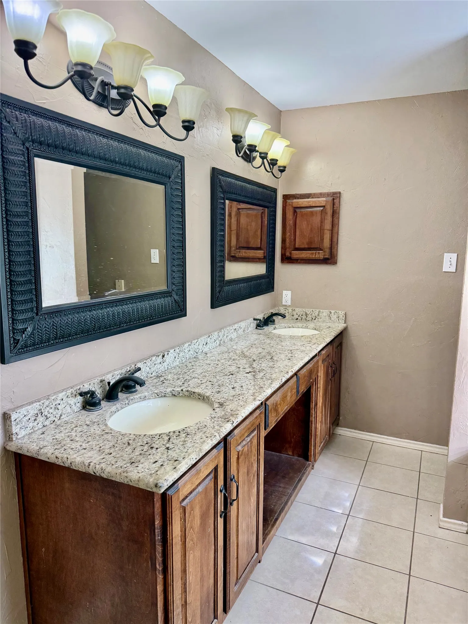 Single Family Residence For Sale in Dallas County , 1623 Allen Drive, Cedar Hill, Texas 75104, 3 Bedroom, 2 Bathroom, 2 Garage spaces, 1,822 Sqft, built in 1990, mls#21337967, Real Estate Agent in Cedar Hill, Homes For Sale in Dallas county, Homes For Sale in Cedar Hill, Realtor in Cedar Hill Texas, Real Estate Brokerage Independent Realty Texas, Luminita Cordes Realtor