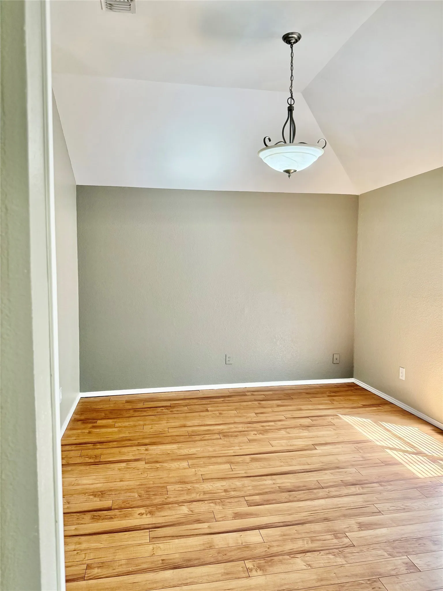Single Family Residence For Sale in Dallas County , 1623 Allen Drive, Cedar Hill, Texas 75104, 3 Bedroom, 2 Bathroom, 2 Garage spaces, 1,822 Sqft, built in 1990, mls#21337967, Real Estate Agent in Cedar Hill, Homes For Sale in Dallas county, Homes For Sale in Cedar Hill, Realtor in Cedar Hill Texas, Real Estate Brokerage Independent Realty Texas, Luminita Cordes Realtor