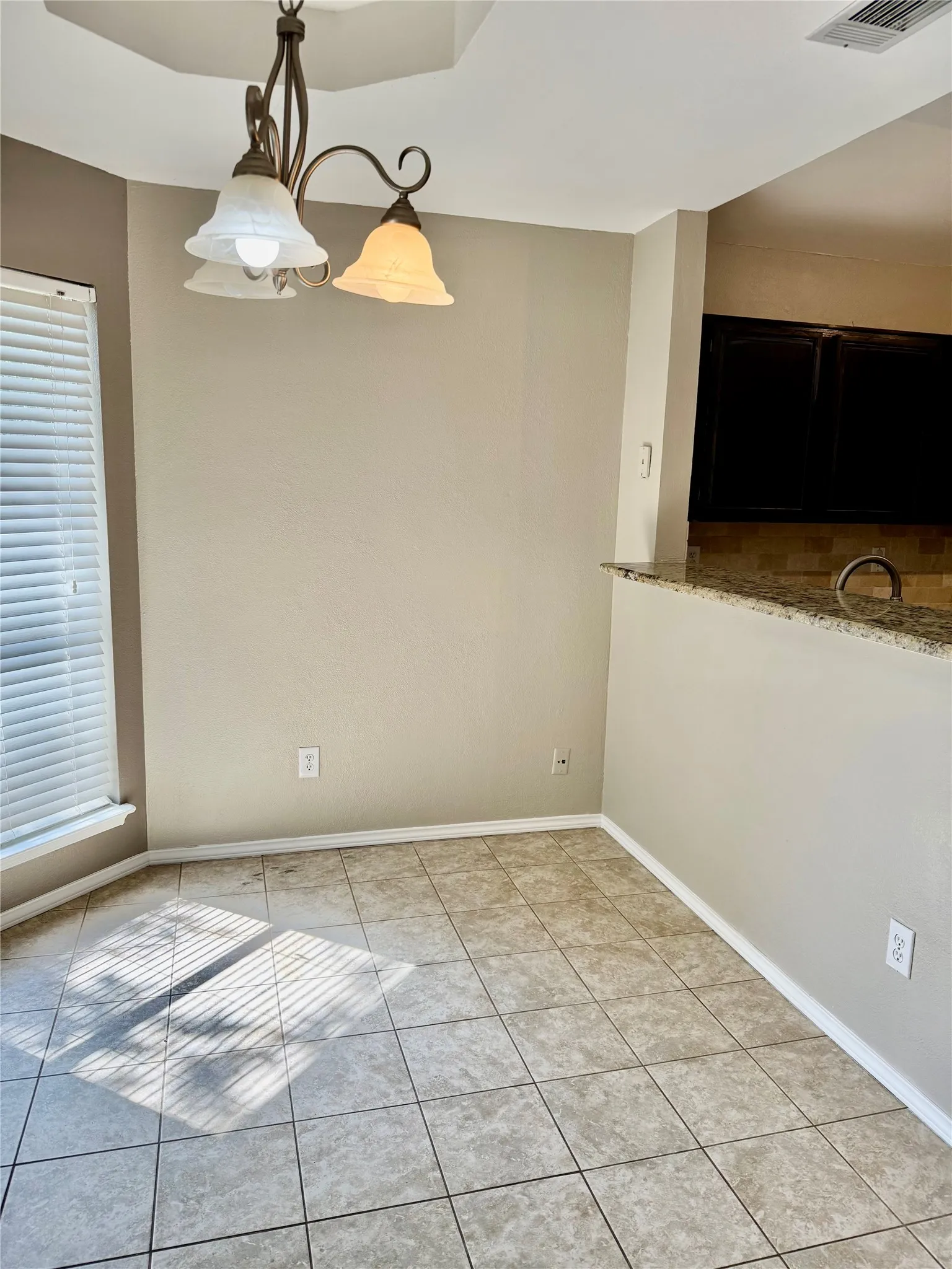 Single Family Residence For Sale in Dallas County , 1623 Allen Drive, Cedar Hill, Texas 75104, 3 Bedroom, 2 Bathroom, 2 Garage spaces, 1,822 Sqft, built in 1990, mls#21337967, Real Estate Agent in Cedar Hill, Homes For Sale in Dallas county, Homes For Sale in Cedar Hill, Realtor in Cedar Hill Texas, Real Estate Brokerage Independent Realty Texas, Luminita Cordes Realtor