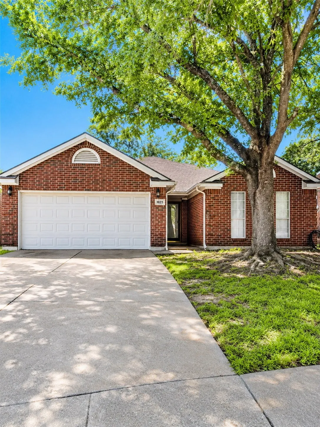 Single Family Residence For Sale in Dallas County , 1623 Allen Drive, Cedar Hill, Texas 75104, 3 Bedroom, 2 Bathroom, 2 Garage spaces, 1,822 Sqft, built in 1990, mls#21337967, Real Estate Agent in Cedar Hill, Homes For Sale in Dallas county, Homes For Sale in Cedar Hill, Realtor in Cedar Hill Texas, Real Estate Brokerage Independent Realty Texas, Luminita Cordes Realtor