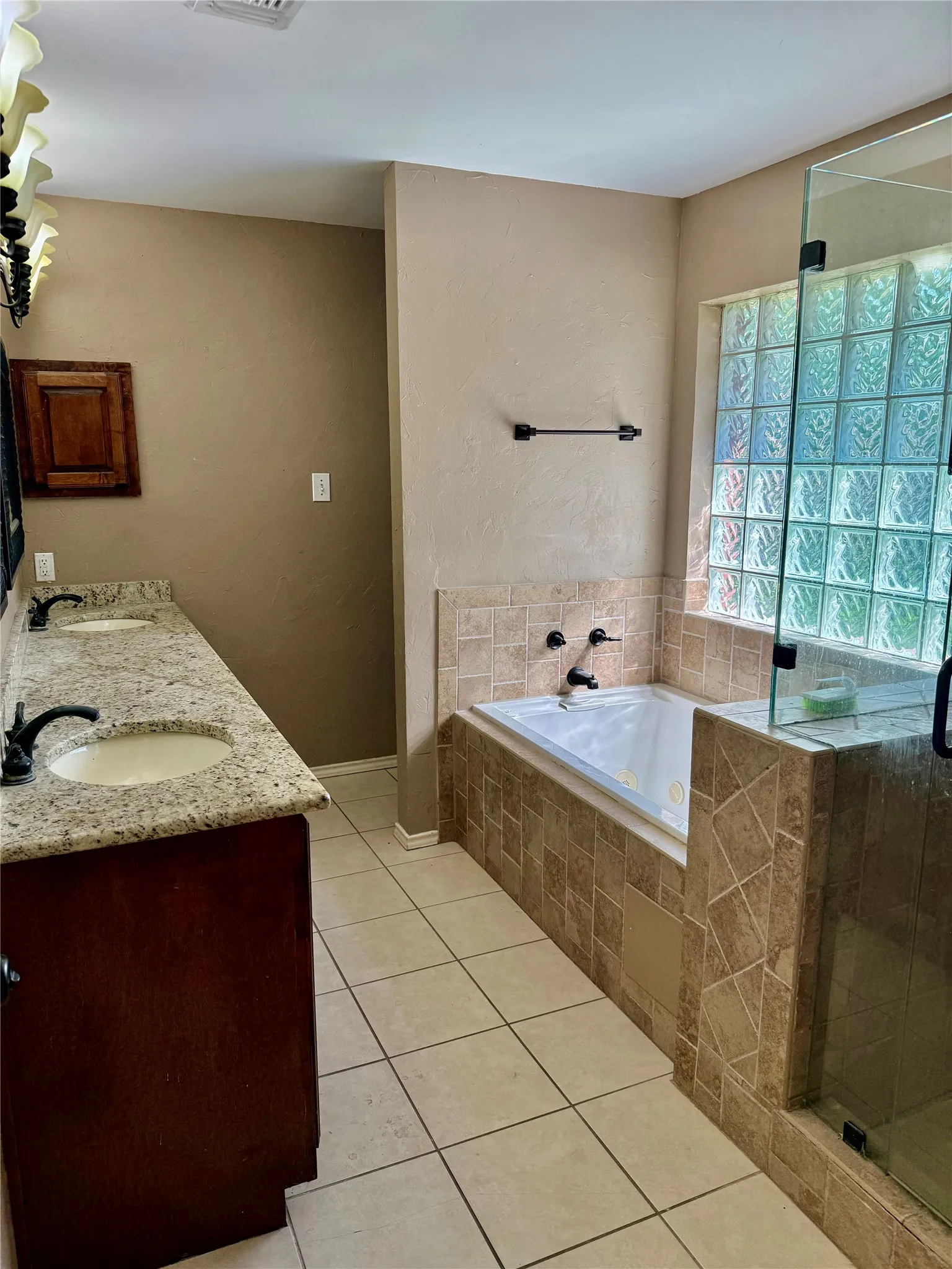 Single Family Residence For Sale in Dallas County , 1623 Allen Drive, Cedar Hill, Texas 75104, 3 Bedroom, 2 Bathroom, 2 Garage spaces, 1,822 Sqft, built in 1990, mls#21337967, Real Estate Agent in Cedar Hill, Homes For Sale in Dallas county, Homes For Sale in Cedar Hill, Realtor in Cedar Hill Texas, Real Estate Brokerage Independent Realty Texas, Luminita Cordes Realtor