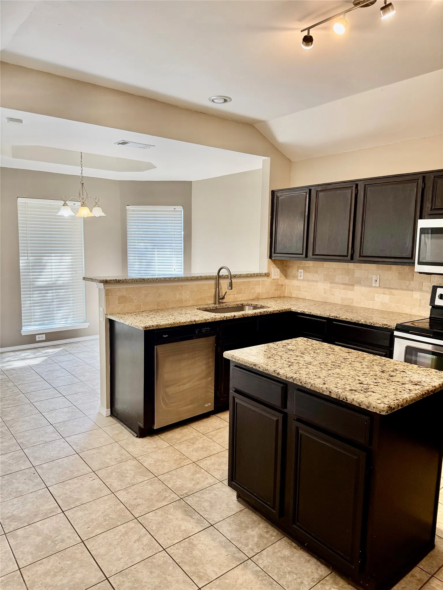 Single Family Residence For Sale in Dallas County , 1623 Allen Drive, Cedar Hill, Texas 75104, 3 Bedroom, 2 Bathroom, 2 Garage spaces, 1,822 Sqft, built in 1990, mls#21337967, Real Estate Agent in Cedar Hill, Homes For Sale in Dallas county, Homes For Sale in Cedar Hill, Realtor in Cedar Hill Texas, Real Estate Brokerage Independent Realty Texas, Luminita Cordes Realtor