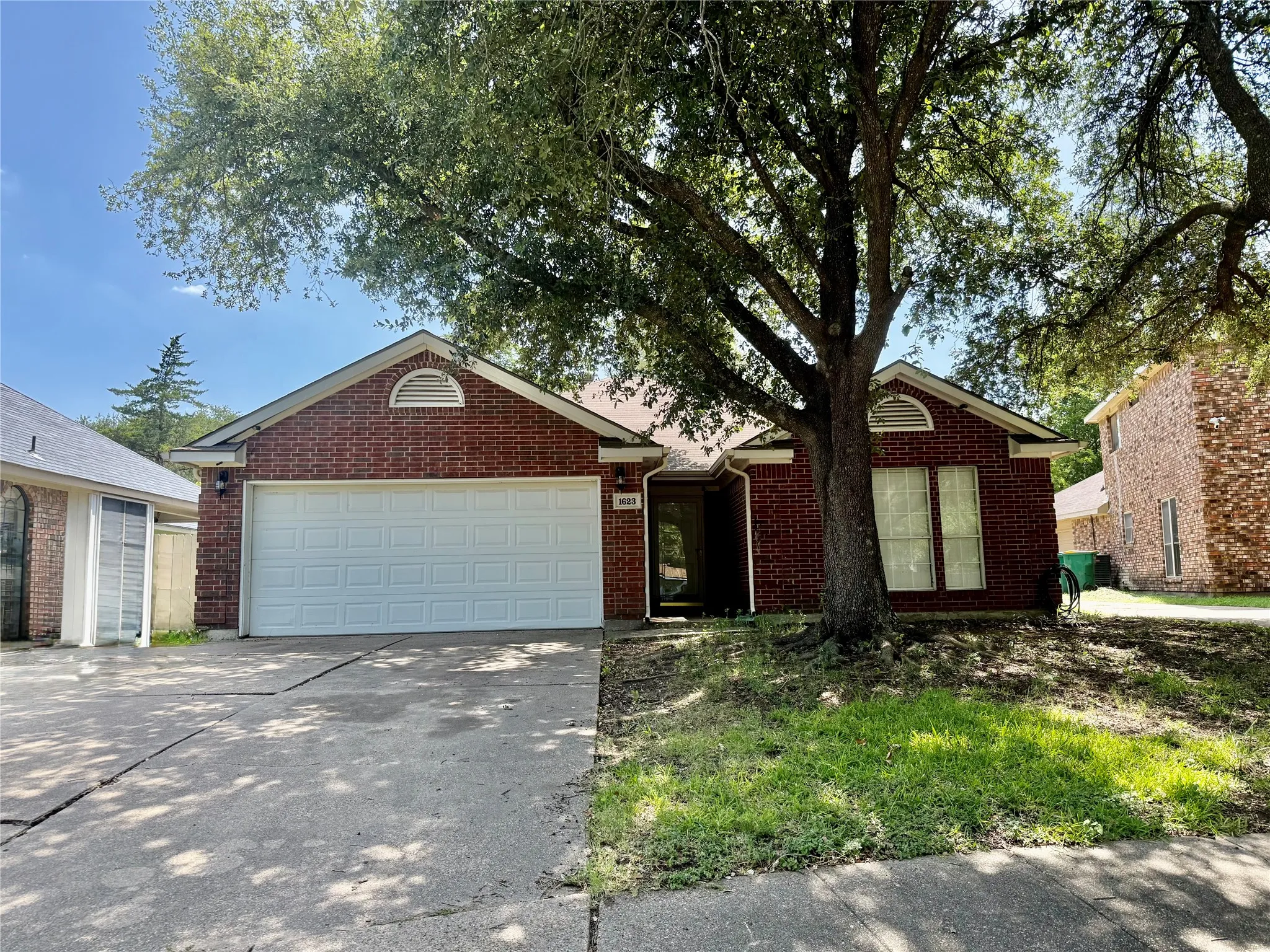 Single Family Residence For Sale in Dallas County , 1623 Allen Drive, Cedar Hill, Texas 75104, 3 Bedroom, 2 Bathroom, 2 Garage spaces, 1,822 Sqft, built in 1990, mls#21337967, Real Estate Agent in Cedar Hill, Homes For Sale in Dallas county, Homes For Sale in Cedar Hill, Realtor in Cedar Hill Texas, Real Estate Brokerage Independent Realty Texas, Luminita Cordes Realtor
