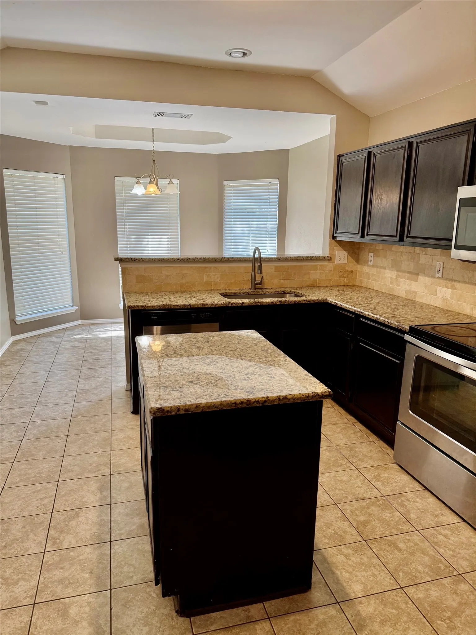 Single Family Residence For Sale in Dallas County , 1623 Allen Drive, Cedar Hill, Texas 75104, 3 Bedroom, 2 Bathroom, 2 Garage spaces, 1,822 Sqft, built in 1990, mls#21337967, Real Estate Agent in Cedar Hill, Homes For Sale in Dallas county, Homes For Sale in Cedar Hill, Realtor in Cedar Hill Texas, Real Estate Brokerage Independent Realty Texas, Luminita Cordes Realtor
