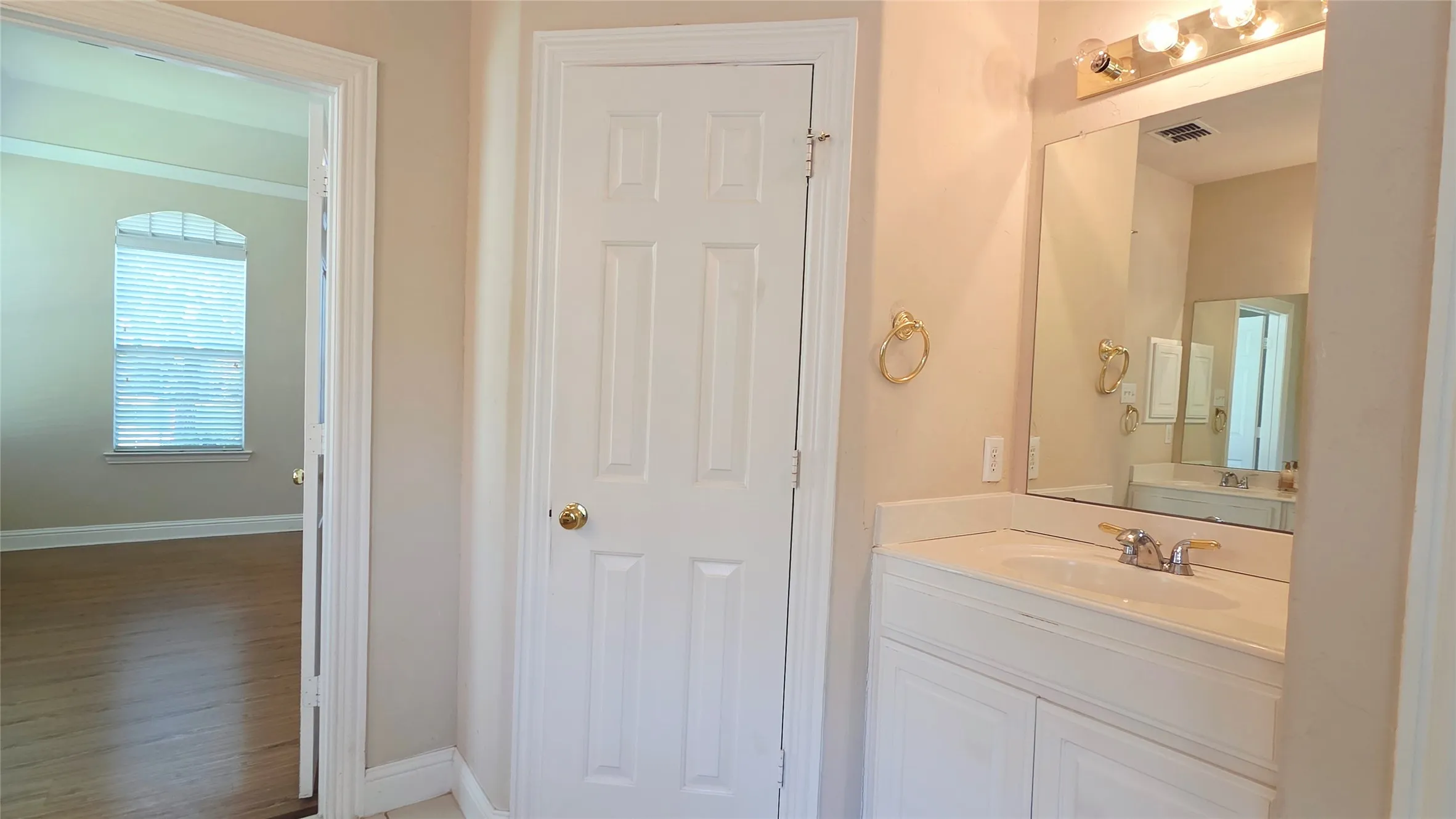 Single Family Residence For Rent in Dallas County , 1902 Smoke Tree Trail, Garland, Texas 75040, 5 Bedroom, 4 Bathroom, 2 Garage spaces, 3,943 Sqft, built in 2005, mls#21338134, Real Estate Agent in Garland, Homes For Rent in Dallas county, Homes For Rent in Garland, Realtor in Garland Texas, Real Estate Brokerage Independent Realty Texas, Luminita Cordes Realtor