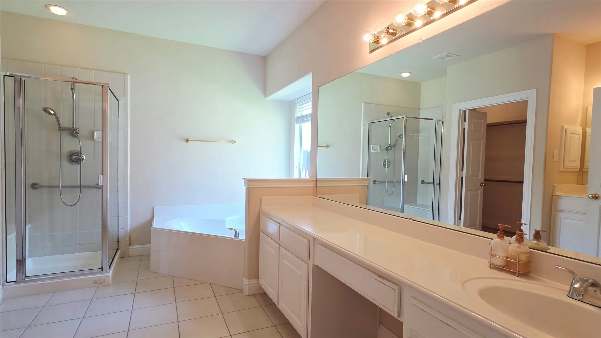 Single Family Residence For Rent in Dallas County , 1902 Smoke Tree Trail, Garland, Texas 75040, 5 Bedroom, 4 Bathroom, 2 Garage spaces, 3,943 Sqft, built in 2005, mls#21338134, Real Estate Agent in Garland, Homes For Rent in Dallas county, Homes For Rent in Garland, Realtor in Garland Texas, Real Estate Brokerage Independent Realty Texas, Luminita Cordes Realtor