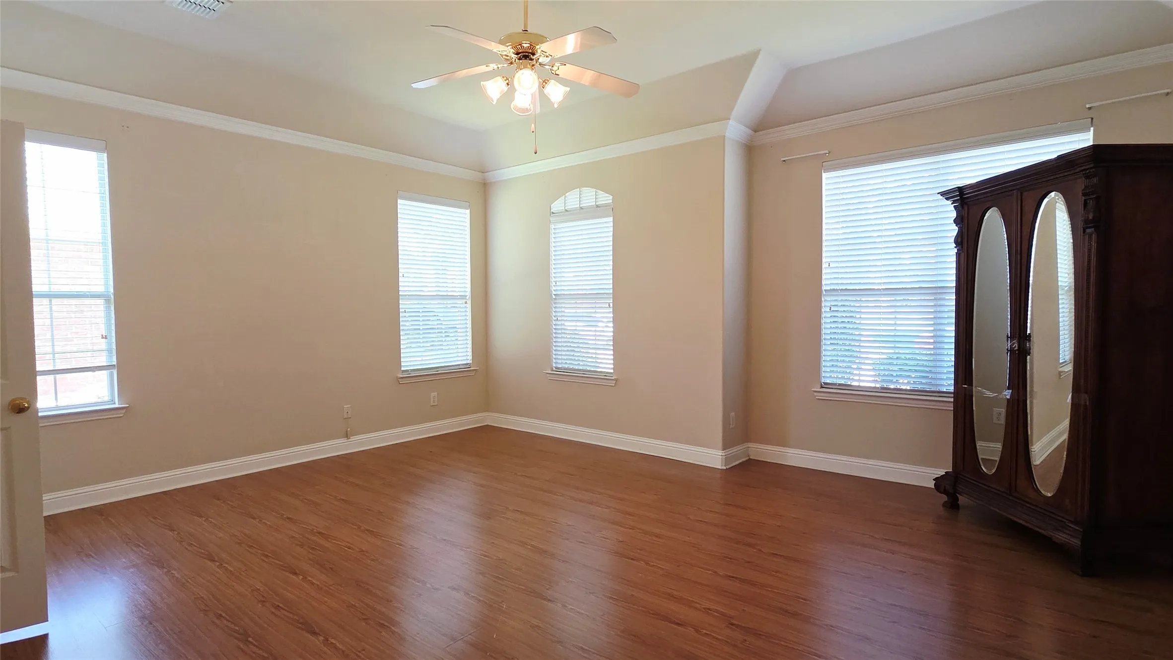 Single Family Residence For Rent in Dallas County , 1902 Smoke Tree Trail, Garland, Texas 75040, 5 Bedroom, 4 Bathroom, 2 Garage spaces, 3,943 Sqft, built in 2005, mls#21338134, Real Estate Agent in Garland, Homes For Rent in Dallas county, Homes For Rent in Garland, Realtor in Garland Texas, Real Estate Brokerage Independent Realty Texas, Luminita Cordes Realtor