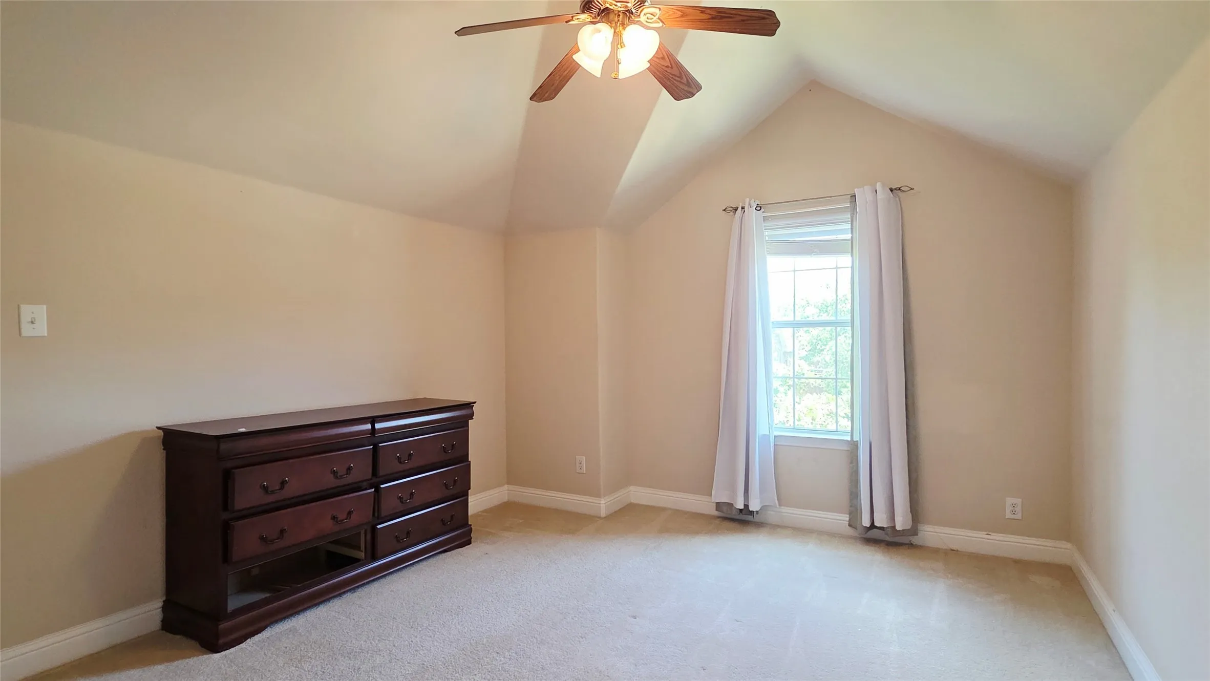 Single Family Residence For Rent in Dallas County , 1902 Smoke Tree Trail, Garland, Texas 75040, 5 Bedroom, 4 Bathroom, 2 Garage spaces, 3,943 Sqft, built in 2005, mls#21338134, Real Estate Agent in Garland, Homes For Rent in Dallas county, Homes For Rent in Garland, Realtor in Garland Texas, Real Estate Brokerage Independent Realty Texas, Luminita Cordes Realtor