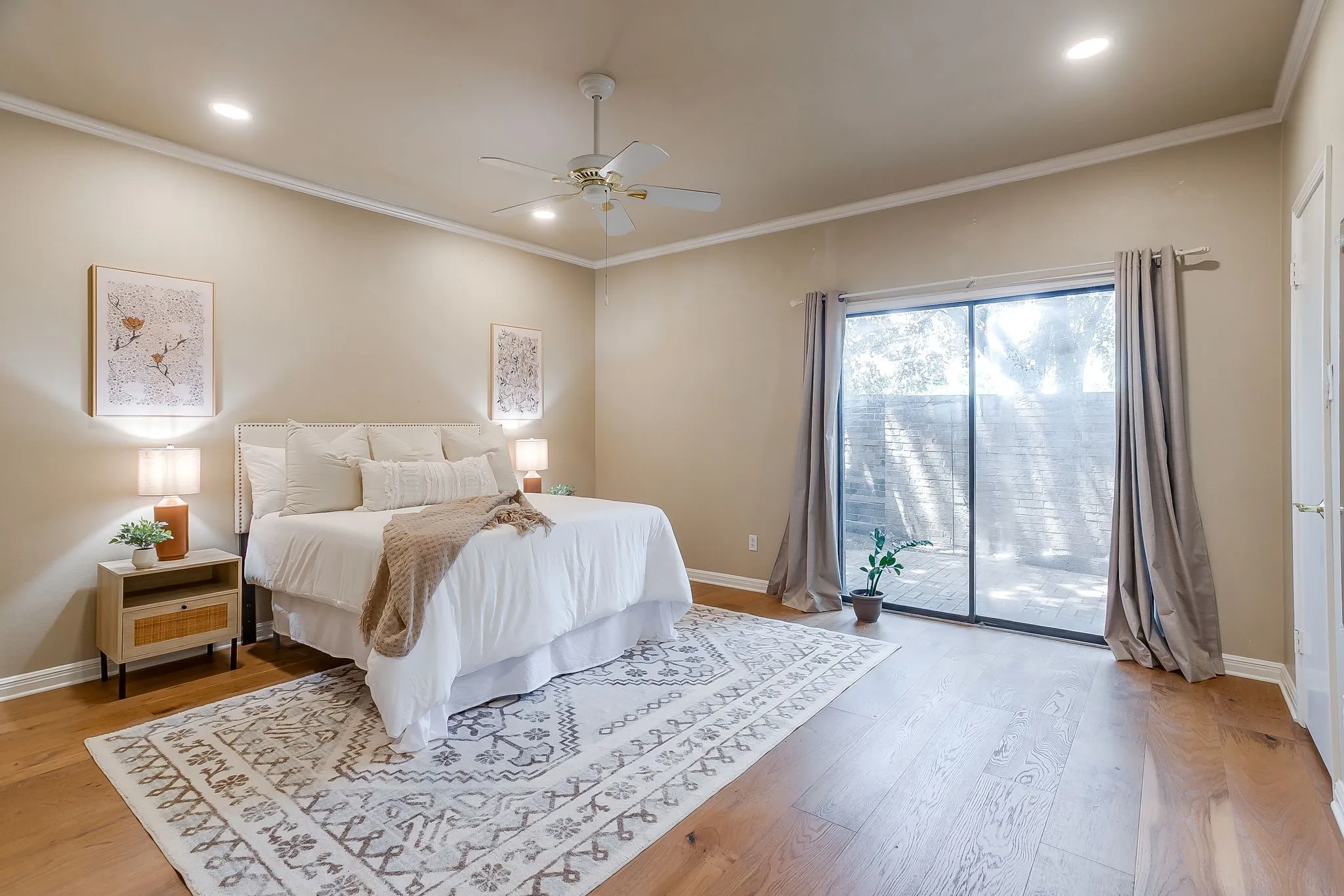 Townhouse For Sale in Tarrant County , 4414 Glenwood Court, Fort Worth, Texas 76109, 2 Bedroom, 2 Bathroom, 1 Garage spaces, 1,184 Sqft, built in 1975, mls#21337879, Real Estate Agent in Fort Worth, Homes For Sale in Tarrant county, Homes For Sale in Fort Worth, Realtor in Fort Worth Texas, Real Estate Brokerage Independent Realty Texas, Luminita Cordes Realtor