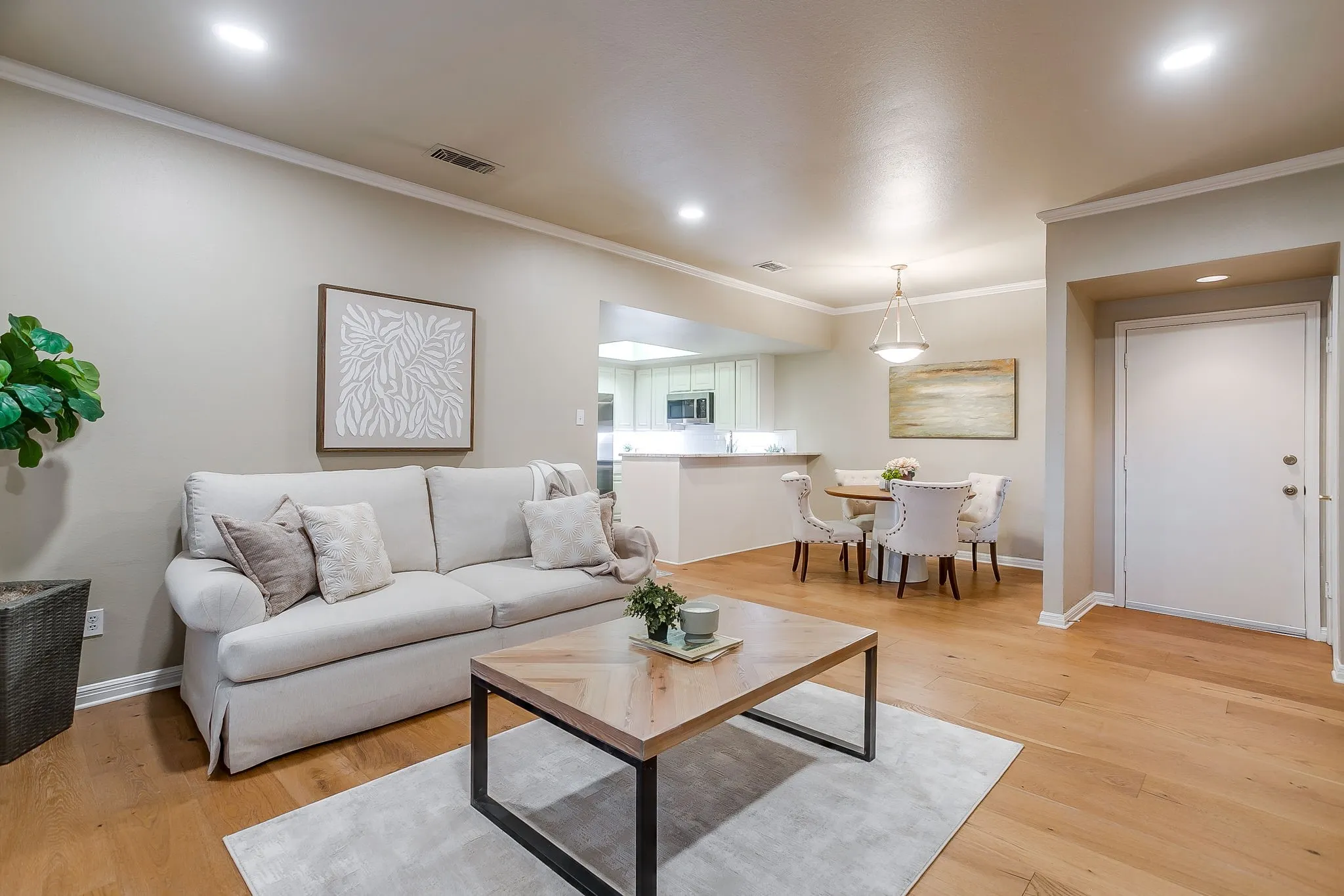Townhouse For Sale in Tarrant County , 4414 Glenwood Court, Fort Worth, Texas 76109, 2 Bedroom, 2 Bathroom, 1 Garage spaces, 1,184 Sqft, built in 1975, mls#21337879, Real Estate Agent in Fort Worth, Homes For Sale in Tarrant county, Homes For Sale in Fort Worth, Realtor in Fort Worth Texas, Real Estate Brokerage Independent Realty Texas, Luminita Cordes Realtor