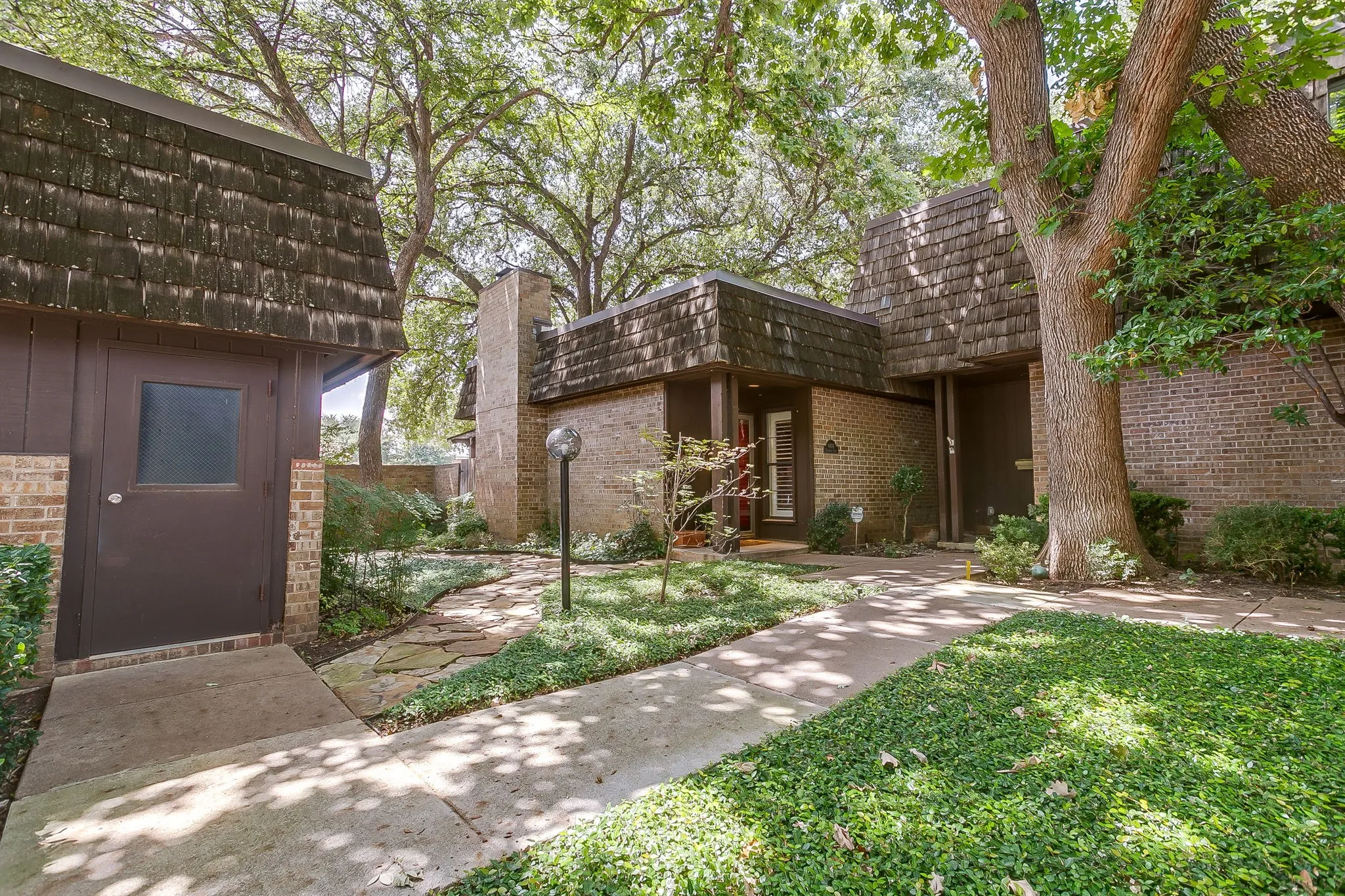 Townhouse For Sale in Tarrant County , 4414 Glenwood Court, Fort Worth, Texas 76109, 2 Bedroom, 2 Bathroom, 1 Garage spaces, 1,184 Sqft, built in 1975, mls#21337879, Real Estate Agent in Fort Worth, Homes For Sale in Tarrant county, Homes For Sale in Fort Worth, Realtor in Fort Worth Texas, Real Estate Brokerage Independent Realty Texas, Luminita Cordes Realtor