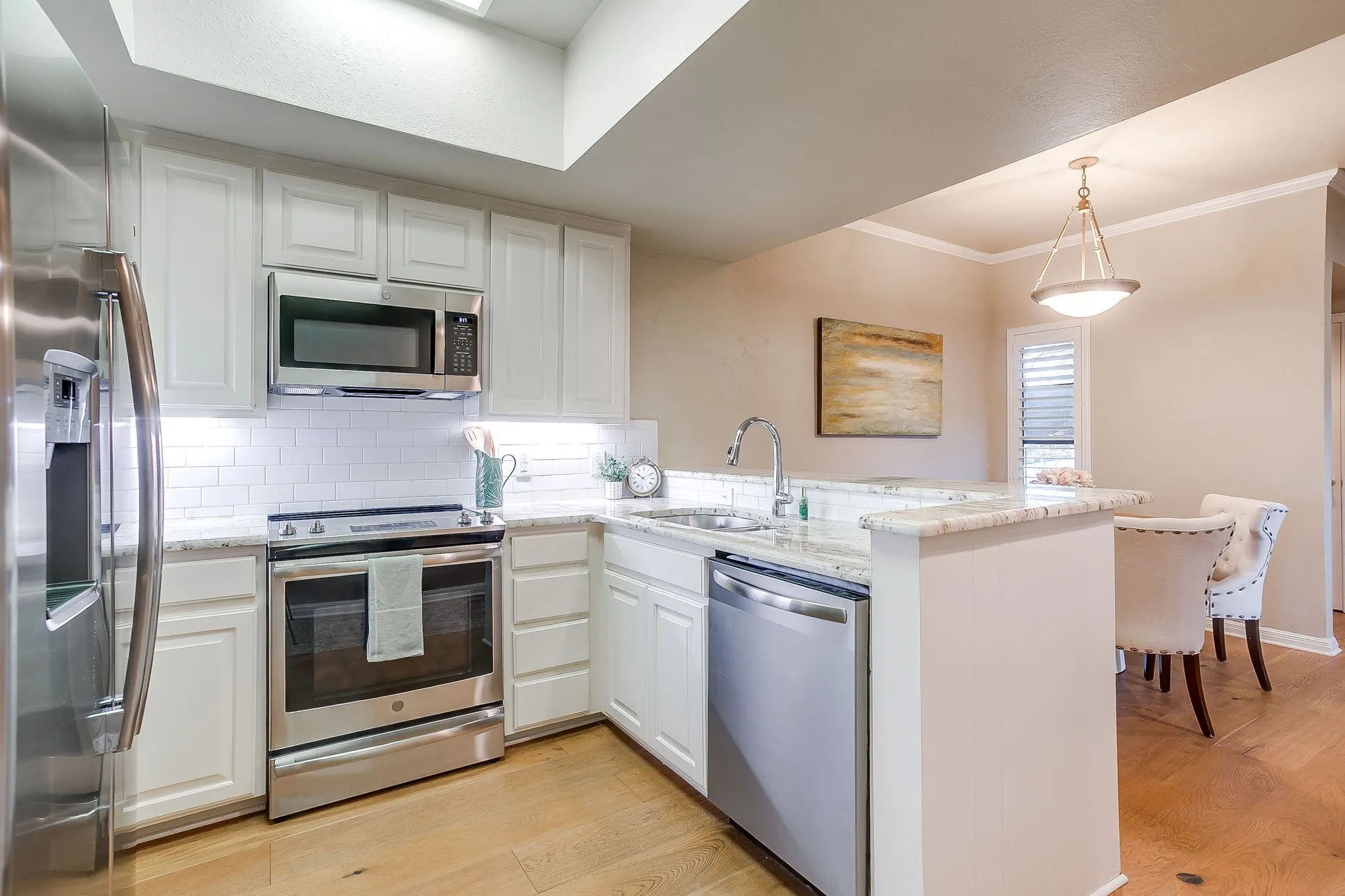 Townhouse For Sale in Tarrant County , 4414 Glenwood Court, Fort Worth, Texas 76109, 2 Bedroom, 2 Bathroom, 1 Garage spaces, 1,184 Sqft, built in 1975, mls#21337879, Real Estate Agent in Fort Worth, Homes For Sale in Tarrant county, Homes For Sale in Fort Worth, Realtor in Fort Worth Texas, Real Estate Brokerage Independent Realty Texas, Luminita Cordes Realtor