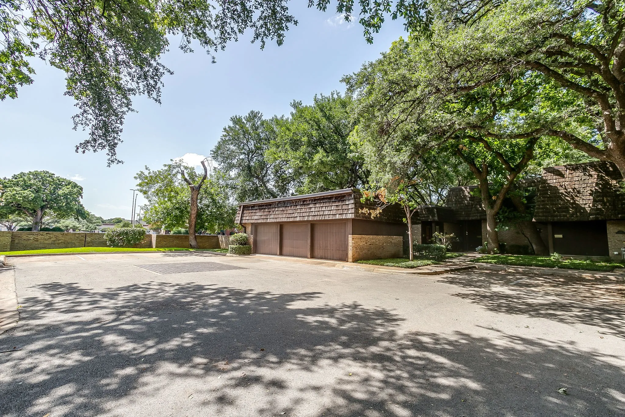 Townhouse For Sale in Tarrant County , 4414 Glenwood Court, Fort Worth, Texas 76109, 2 Bedroom, 2 Bathroom, 1 Garage spaces, 1,184 Sqft, built in 1975, mls#21337879, Real Estate Agent in Fort Worth, Homes For Sale in Tarrant county, Homes For Sale in Fort Worth, Realtor in Fort Worth Texas, Real Estate Brokerage Independent Realty Texas, Luminita Cordes Realtor