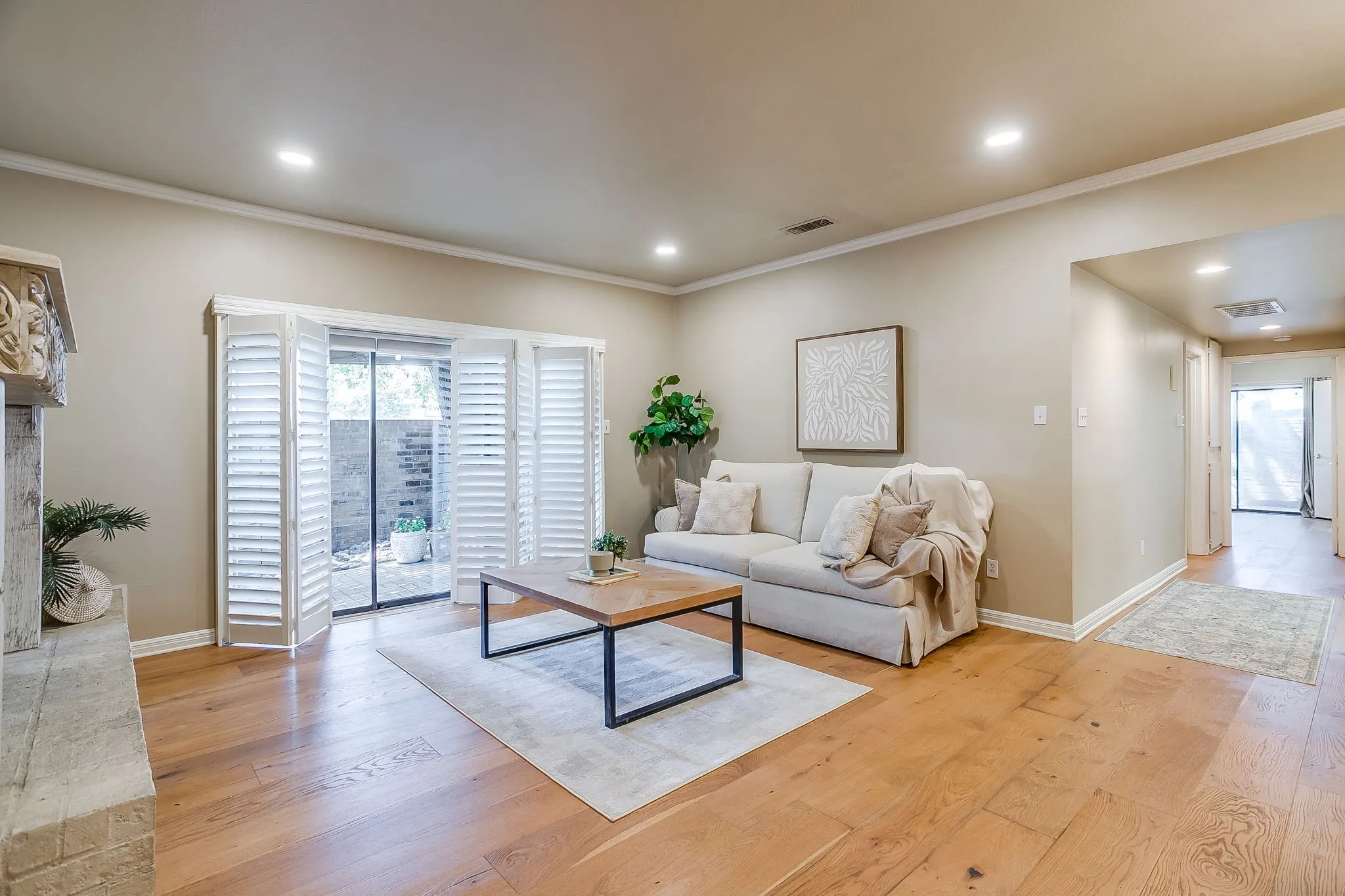 Townhouse For Sale in Tarrant County , 4414 Glenwood Court, Fort Worth, Texas 76109, 2 Bedroom, 2 Bathroom, 1 Garage spaces, 1,184 Sqft, built in 1975, mls#21337879, Real Estate Agent in Fort Worth, Homes For Sale in Tarrant county, Homes For Sale in Fort Worth, Realtor in Fort Worth Texas, Real Estate Brokerage Independent Realty Texas, Luminita Cordes Realtor