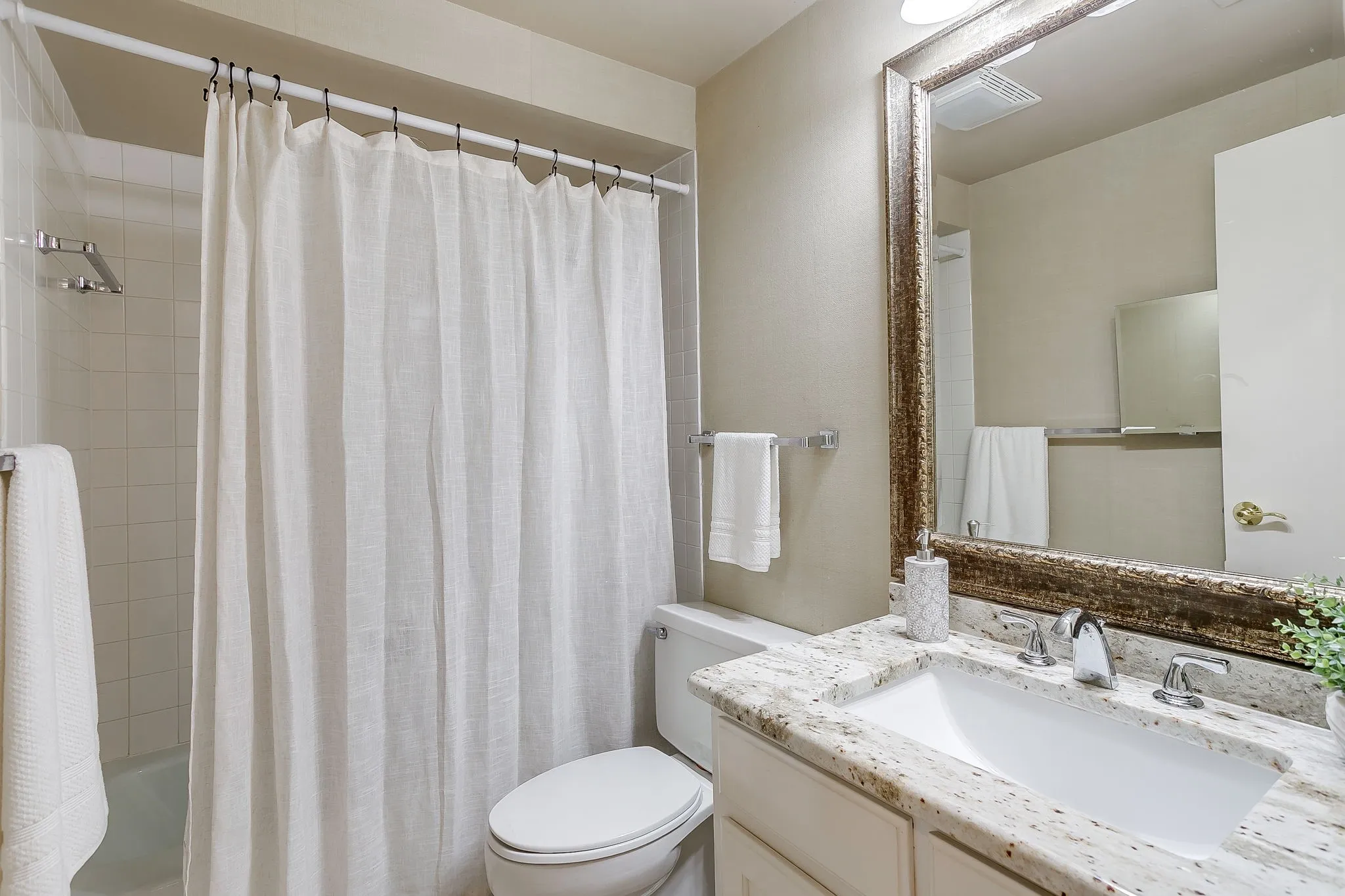 Townhouse For Sale in Tarrant County , 4414 Glenwood Court, Fort Worth, Texas 76109, 2 Bedroom, 2 Bathroom, 1 Garage spaces, 1,184 Sqft, built in 1975, mls#21337879, Real Estate Agent in Fort Worth, Homes For Sale in Tarrant county, Homes For Sale in Fort Worth, Realtor in Fort Worth Texas, Real Estate Brokerage Independent Realty Texas, Luminita Cordes Realtor