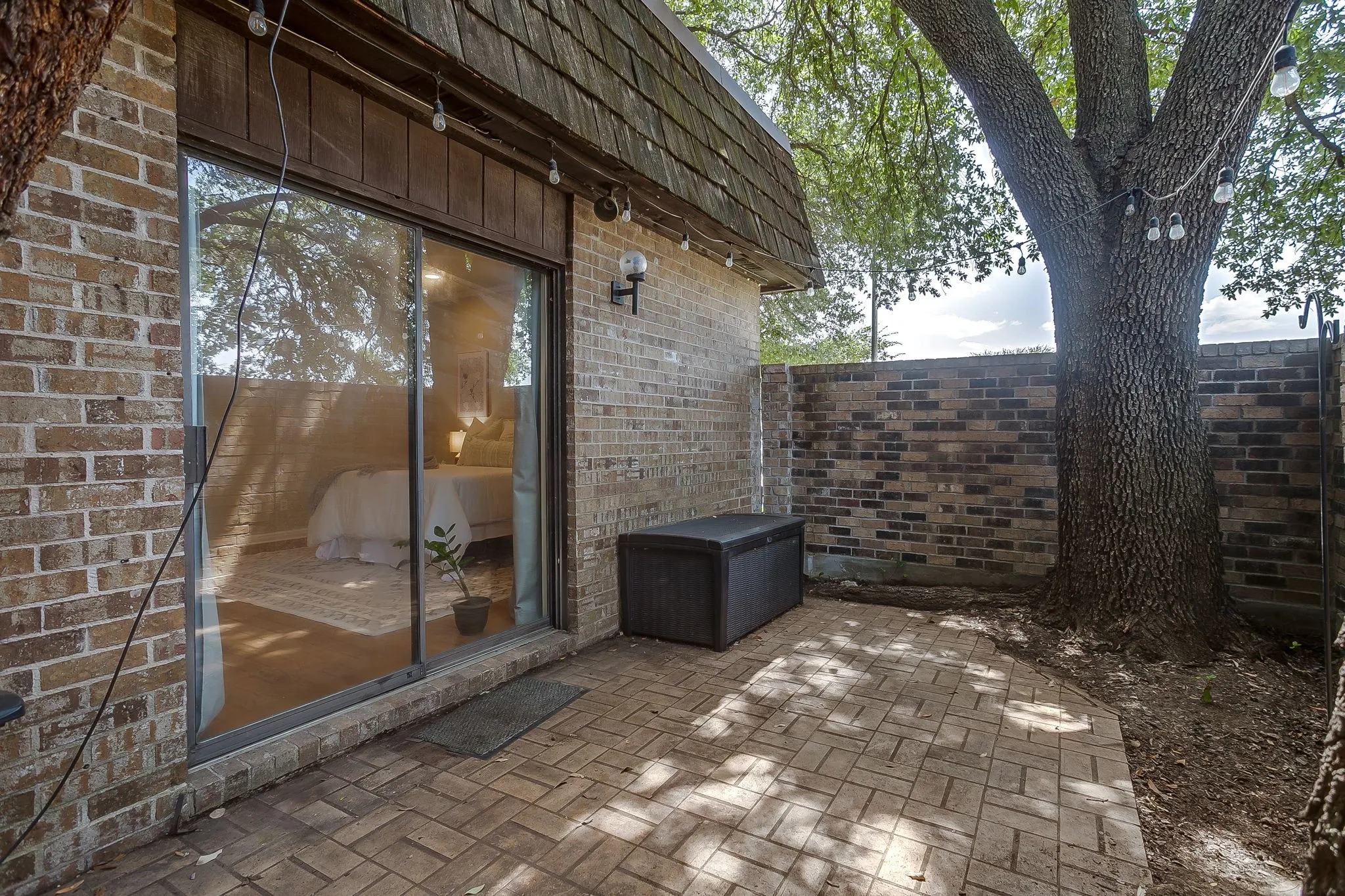 Townhouse For Sale in Tarrant County , 4414 Glenwood Court, Fort Worth, Texas 76109, 2 Bedroom, 2 Bathroom, 1 Garage spaces, 1,184 Sqft, built in 1975, mls#21337879, Real Estate Agent in Fort Worth, Homes For Sale in Tarrant county, Homes For Sale in Fort Worth, Realtor in Fort Worth Texas, Real Estate Brokerage Independent Realty Texas, Luminita Cordes Realtor