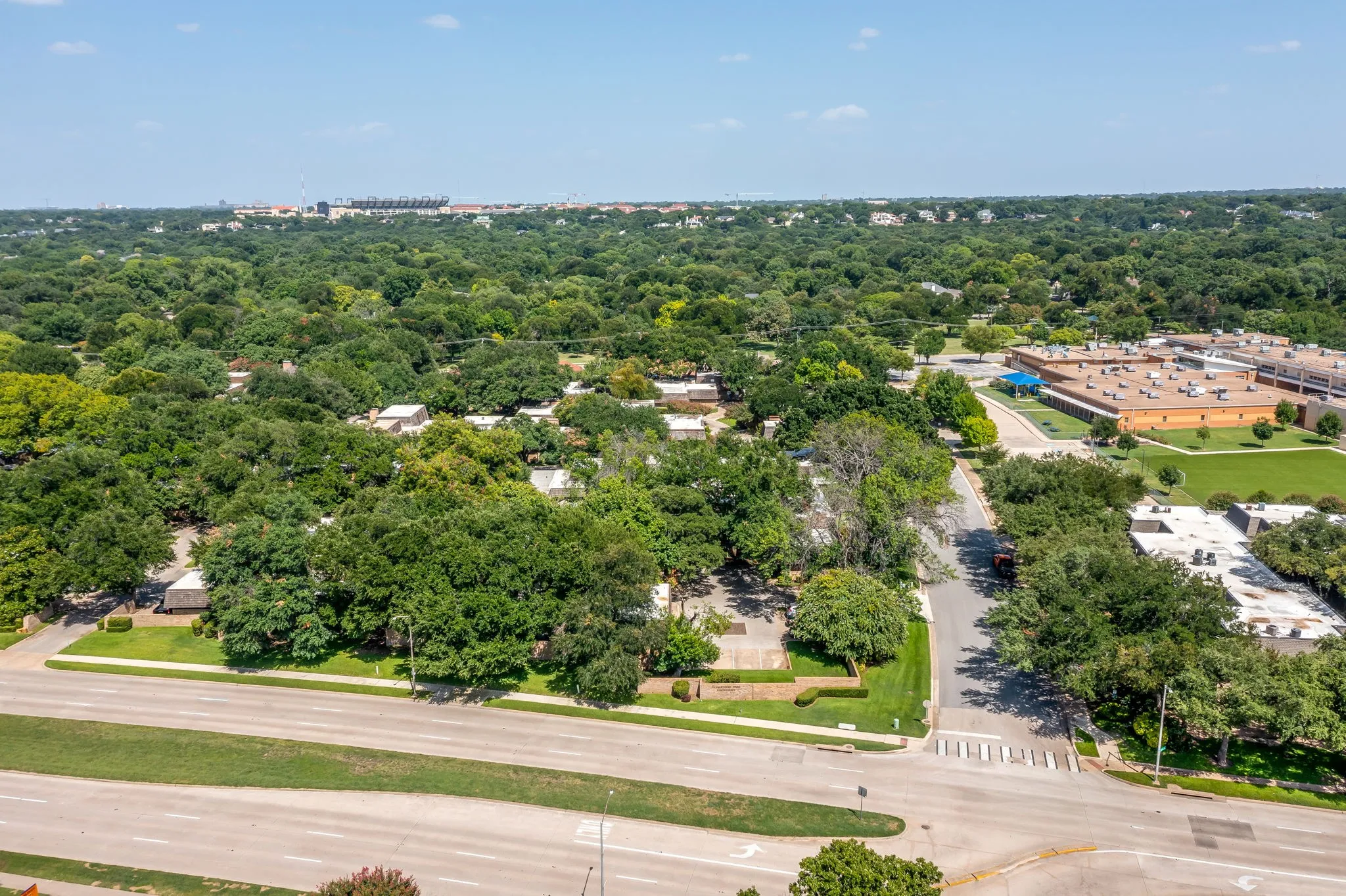 Townhouse For Sale in Tarrant County , 4414 Glenwood Court, Fort Worth, Texas 76109, 2 Bedroom, 2 Bathroom, 1 Garage spaces, 1,184 Sqft, built in 1975, mls#21337879, Real Estate Agent in Fort Worth, Homes For Sale in Tarrant county, Homes For Sale in Fort Worth, Realtor in Fort Worth Texas, Real Estate Brokerage Independent Realty Texas, Luminita Cordes Realtor