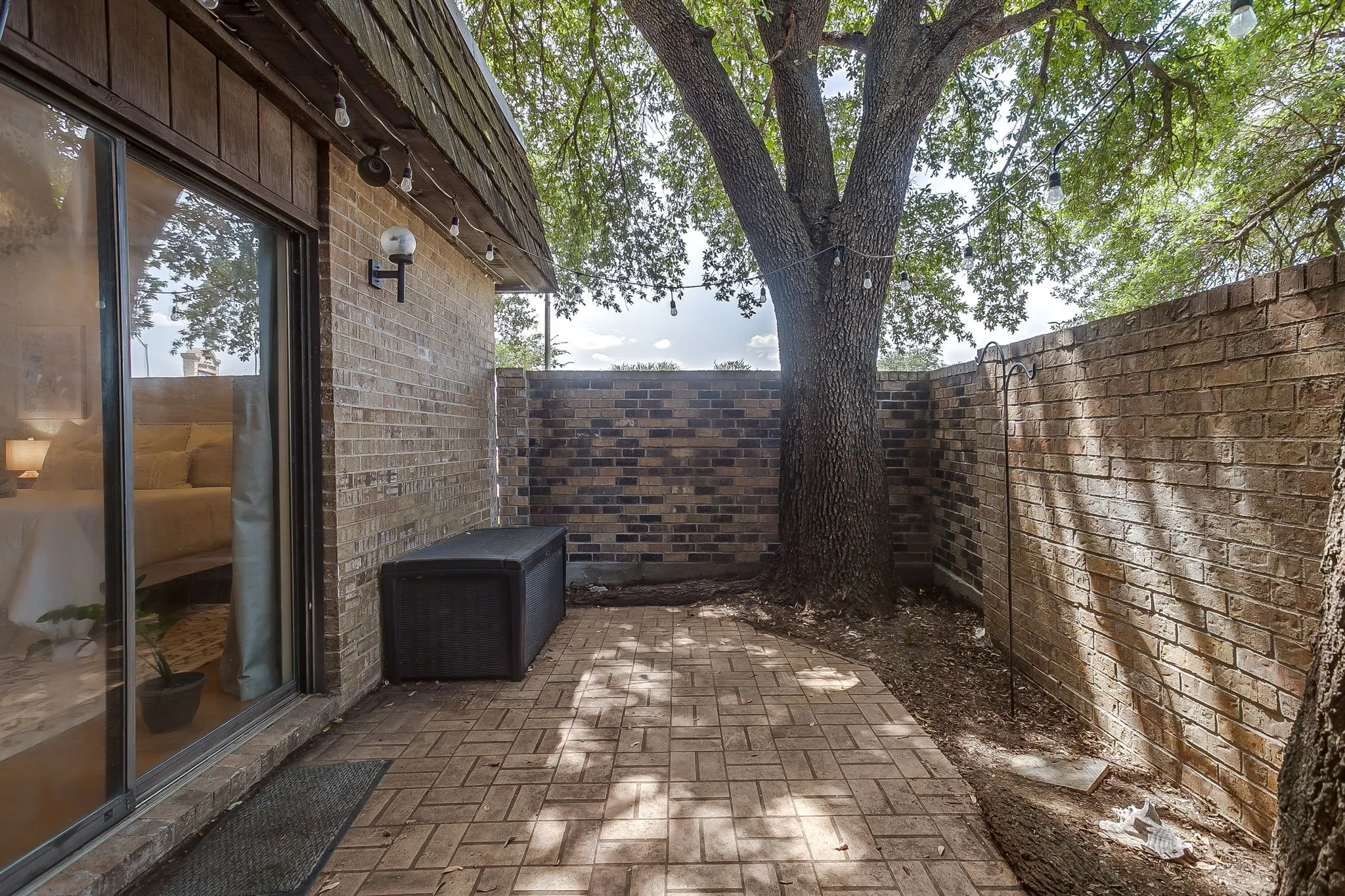 Townhouse For Sale in Tarrant County , 4414 Glenwood Court, Fort Worth, Texas 76109, 2 Bedroom, 2 Bathroom, 1 Garage spaces, 1,184 Sqft, built in 1975, mls#21337879, Real Estate Agent in Fort Worth, Homes For Sale in Tarrant county, Homes For Sale in Fort Worth, Realtor in Fort Worth Texas, Real Estate Brokerage Independent Realty Texas, Luminita Cordes Realtor
