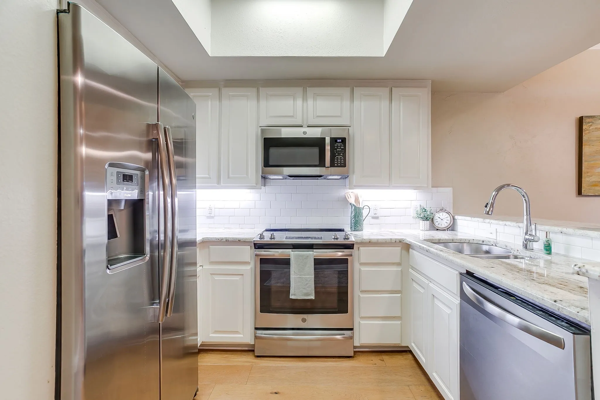 Townhouse For Sale in Tarrant County , 4414 Glenwood Court, Fort Worth, Texas 76109, 2 Bedroom, 2 Bathroom, 1 Garage spaces, 1,184 Sqft, built in 1975, mls#21337879, Real Estate Agent in Fort Worth, Homes For Sale in Tarrant county, Homes For Sale in Fort Worth, Realtor in Fort Worth Texas, Real Estate Brokerage Independent Realty Texas, Luminita Cordes Realtor