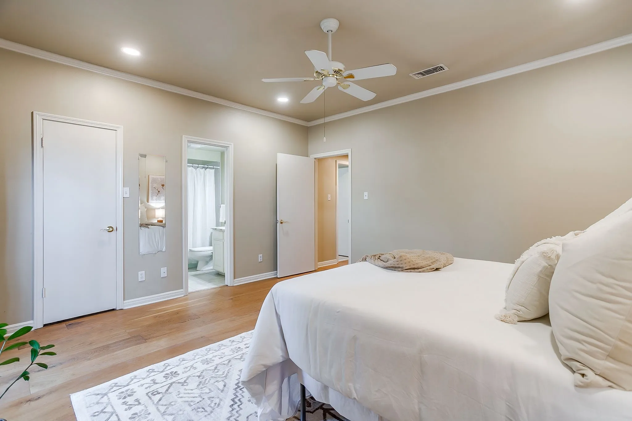 Townhouse For Sale in Tarrant County , 4414 Glenwood Court, Fort Worth, Texas 76109, 2 Bedroom, 2 Bathroom, 1 Garage spaces, 1,184 Sqft, built in 1975, mls#21337879, Real Estate Agent in Fort Worth, Homes For Sale in Tarrant county, Homes For Sale in Fort Worth, Realtor in Fort Worth Texas, Real Estate Brokerage Independent Realty Texas, Luminita Cordes Realtor