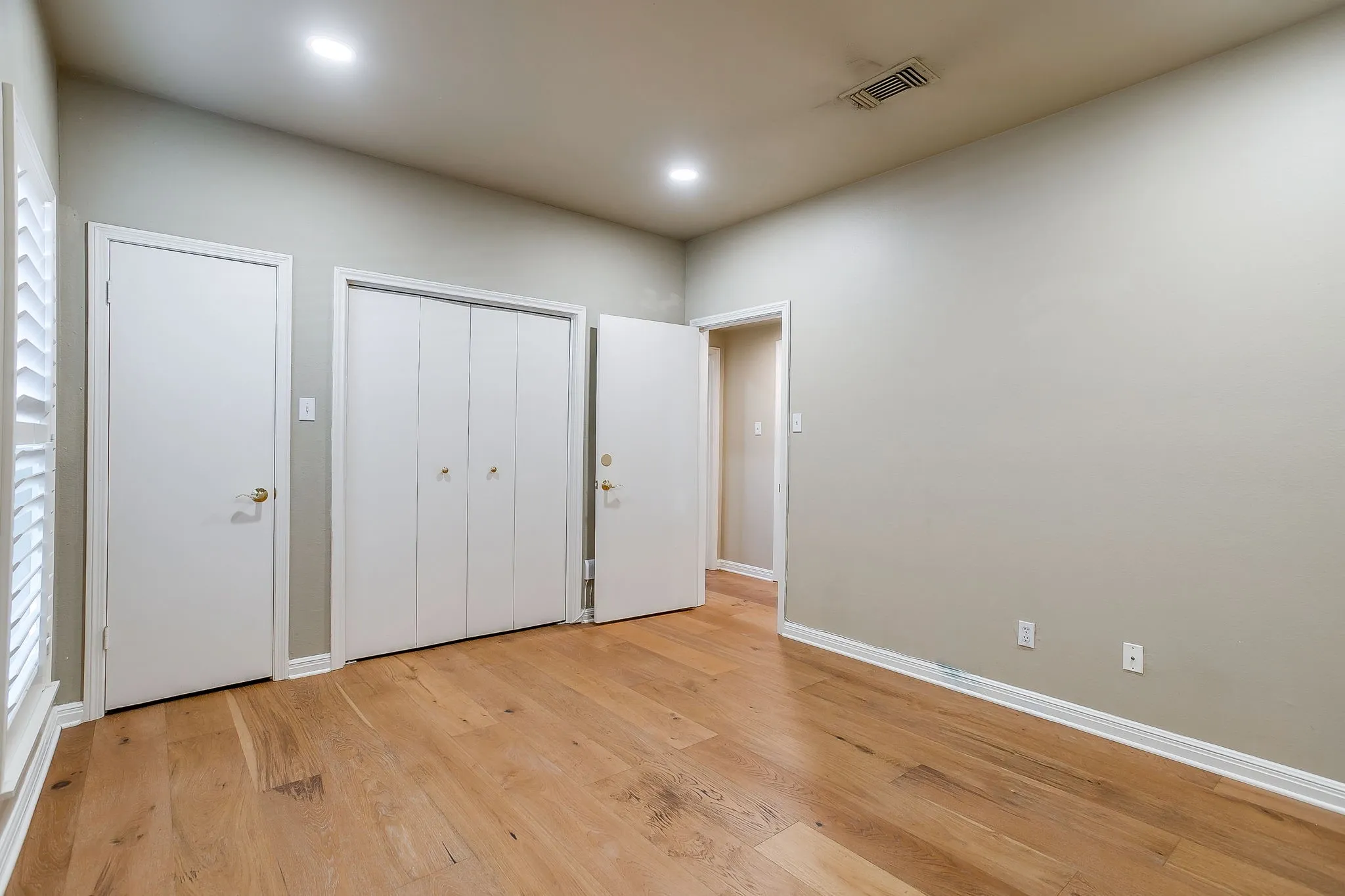 Townhouse For Sale in Tarrant County , 4414 Glenwood Court, Fort Worth, Texas 76109, 2 Bedroom, 2 Bathroom, 1 Garage spaces, 1,184 Sqft, built in 1975, mls#21337879, Real Estate Agent in Fort Worth, Homes For Sale in Tarrant county, Homes For Sale in Fort Worth, Realtor in Fort Worth Texas, Real Estate Brokerage Independent Realty Texas, Luminita Cordes Realtor