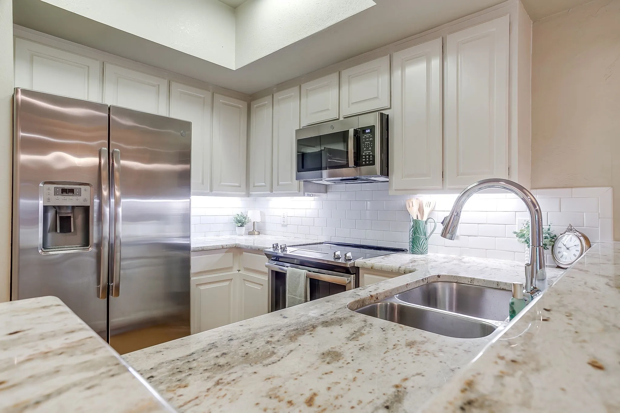 Townhouse For Sale in Tarrant County , 4414 Glenwood Court, Fort Worth, Texas 76109, 2 Bedroom, 2 Bathroom, 1 Garage spaces, 1,184 Sqft, built in 1975, mls#21337879, Real Estate Agent in Fort Worth, Homes For Sale in Tarrant county, Homes For Sale in Fort Worth, Realtor in Fort Worth Texas, Real Estate Brokerage Independent Realty Texas, Luminita Cordes Realtor