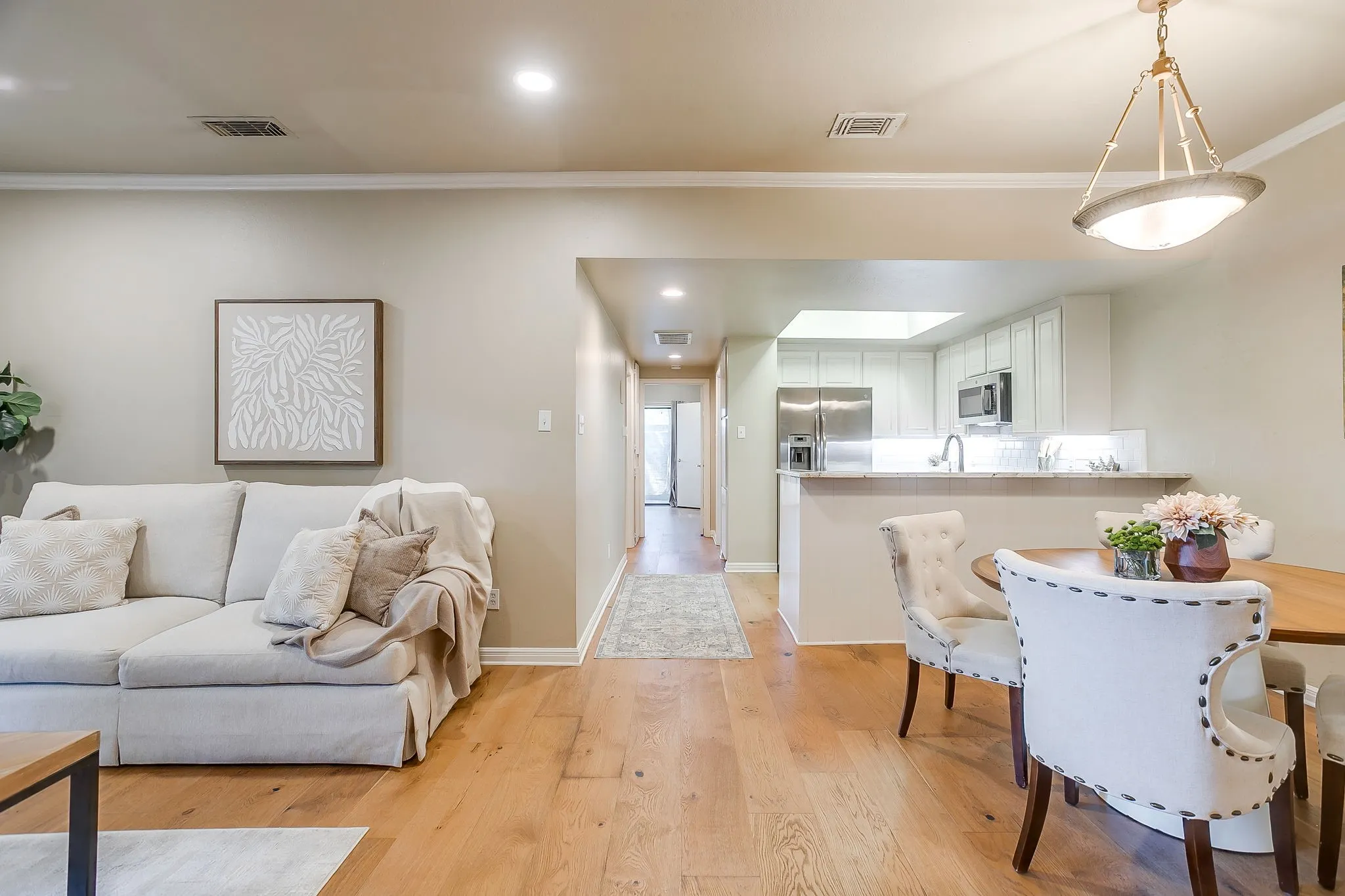 Townhouse For Sale in Tarrant County , 4414 Glenwood Court, Fort Worth, Texas 76109, 2 Bedroom, 2 Bathroom, 1 Garage spaces, 1,184 Sqft, built in 1975, mls#21337879, Real Estate Agent in Fort Worth, Homes For Sale in Tarrant county, Homes For Sale in Fort Worth, Realtor in Fort Worth Texas, Real Estate Brokerage Independent Realty Texas, Luminita Cordes Realtor