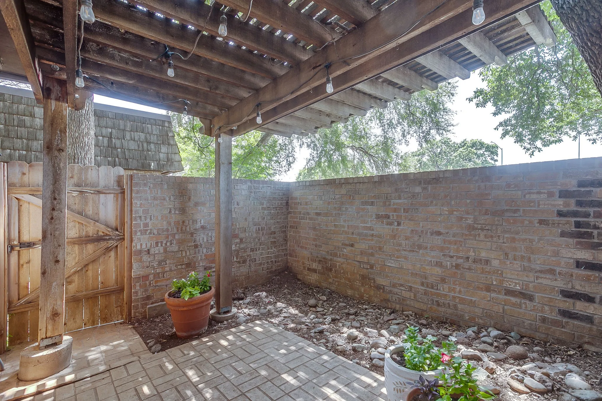 Townhouse For Sale in Tarrant County , 4414 Glenwood Court, Fort Worth, Texas 76109, 2 Bedroom, 2 Bathroom, 1 Garage spaces, 1,184 Sqft, built in 1975, mls#21337879, Real Estate Agent in Fort Worth, Homes For Sale in Tarrant county, Homes For Sale in Fort Worth, Realtor in Fort Worth Texas, Real Estate Brokerage Independent Realty Texas, Luminita Cordes Realtor
