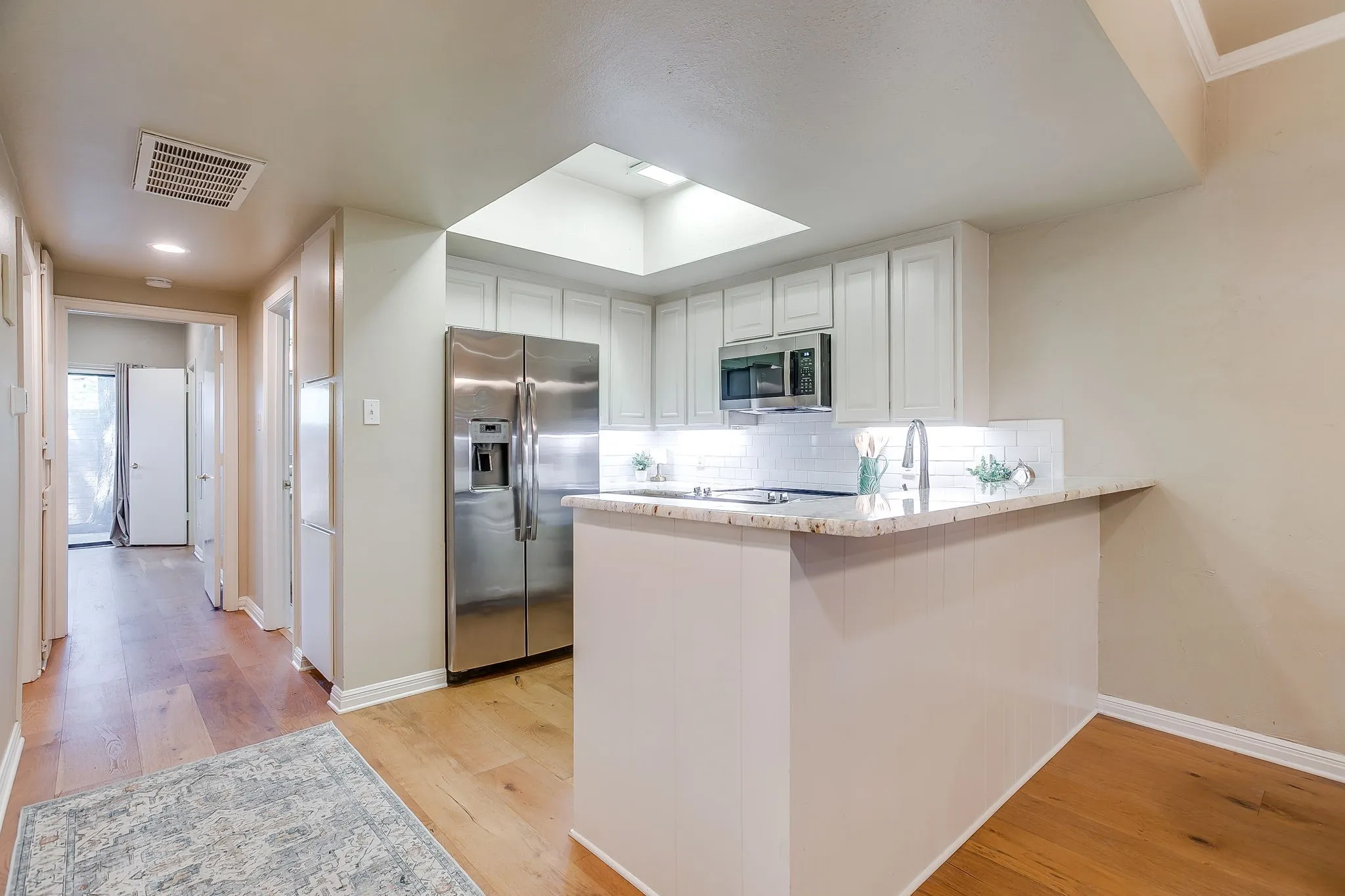 Townhouse For Sale in Tarrant County , 4414 Glenwood Court, Fort Worth, Texas 76109, 2 Bedroom, 2 Bathroom, 1 Garage spaces, 1,184 Sqft, built in 1975, mls#21337879, Real Estate Agent in Fort Worth, Homes For Sale in Tarrant county, Homes For Sale in Fort Worth, Realtor in Fort Worth Texas, Real Estate Brokerage Independent Realty Texas, Luminita Cordes Realtor