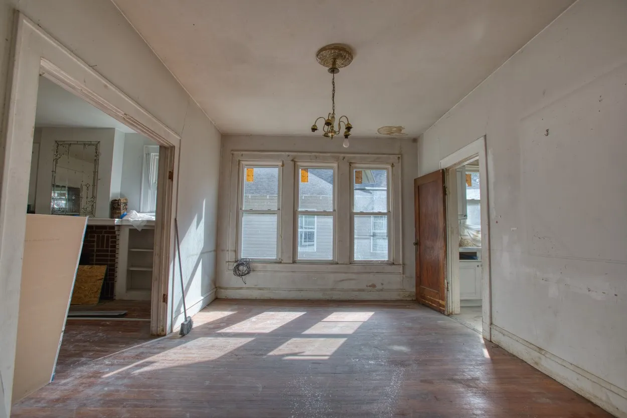 Dining room connecting the kitchen and living room.