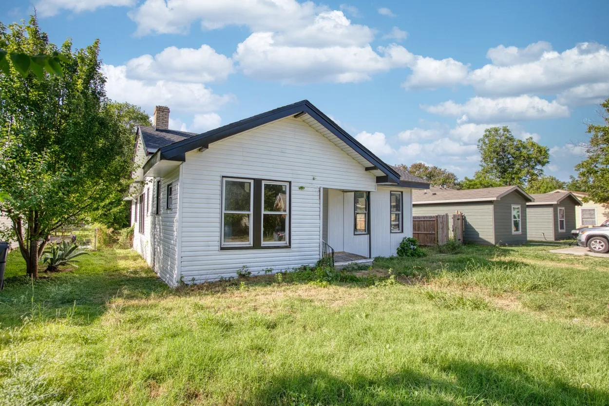 Single Family Residence For Sale in Mc Lennan County , 2210 Mc Kenzie Avenue, Waco, Texas 76708, 2 Bedroom, 2 Bathroom, Garage spaces, 1,549 Sqft, built in 1926, mls#21336144, Real Estate Agent in Waco, Homes For Sale in Mc Lennan county, Homes For Sale in Waco, Realtor in Waco Texas, Real Estate Brokerage Independent Realty Texas, Luminita Cordes Realtor