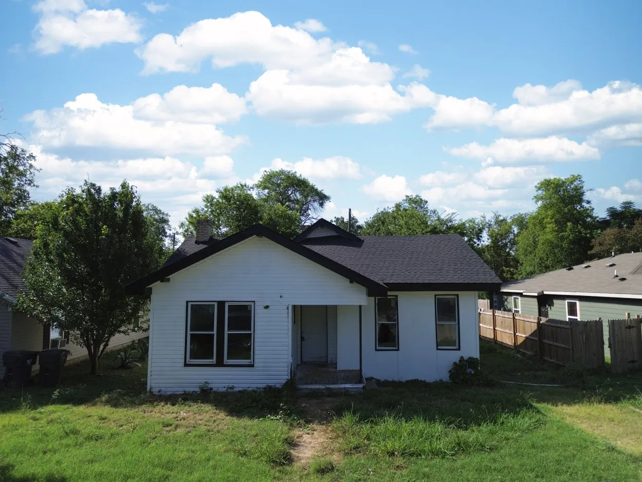 Single Family Residence For Sale in Mc Lennan County , 2210 Mc Kenzie Avenue, Waco, Texas 76708, 2 Bedroom, 2 Bathroom, Garage spaces, 1,549 Sqft, built in 1926, mls#21336144, Real Estate Agent in Waco, Homes For Sale in Mc Lennan county, Homes For Sale in Waco, Realtor in Waco Texas, Real Estate Brokerage Independent Realty Texas, Luminita Cordes Realtor