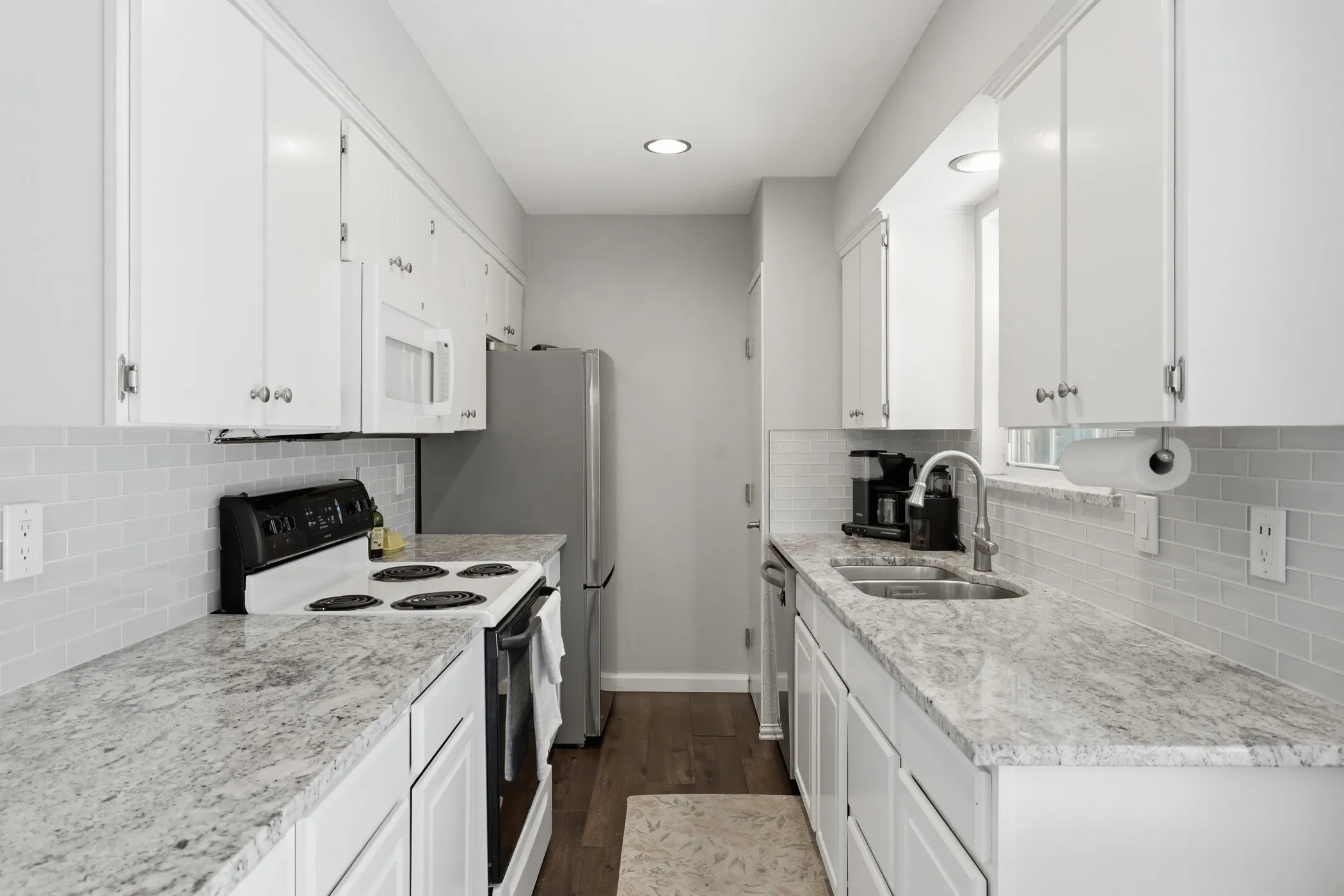 Single Family Residence For Rent in Dallas County , 10355 Baronne Circle, Dallas, Texas 75218, 2 Bedrooms, 1 Bathroom, 1 Garage spaces, 905 Sqft, built in 1970, Price $2,500, mls#21336488, Real Estate Agent in Dallas, Homes For Rent in Dallas county, Homes For Rent in Dallas, Realtor in Dallas Texas, Real Estate Brokerage Independent Realty Texas, Luminita Cordes Realtor