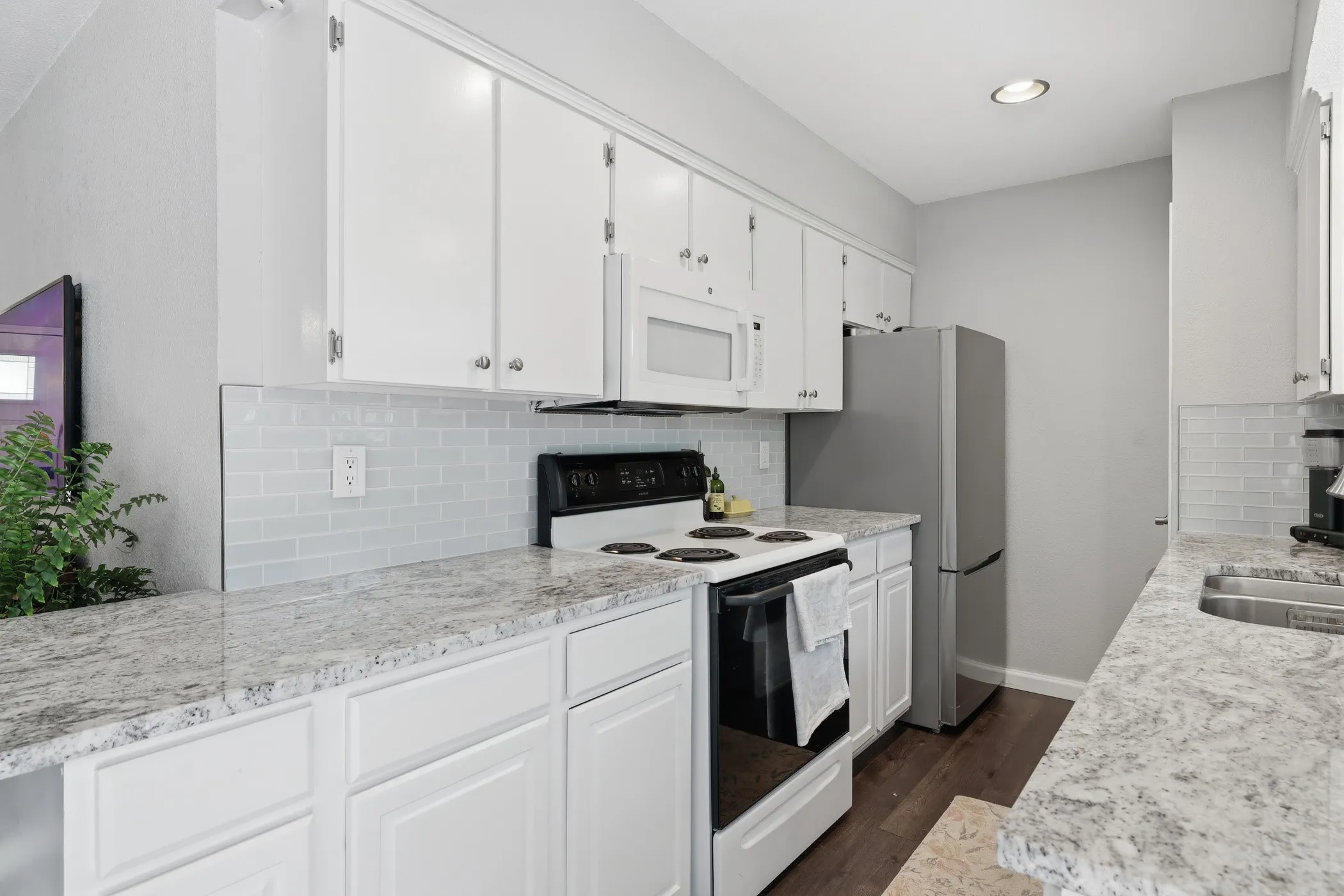 Single Family Residence For Rent in Dallas County , 10355 Baronne Circle, Dallas, Texas 75218, 2 Bedrooms, 1 Bathroom, 1 Garage spaces, 905 Sqft, built in 1970, Price $2,500, mls#21336488, Real Estate Agent in Dallas, Homes For Rent in Dallas county, Homes For Rent in Dallas, Realtor in Dallas Texas, Real Estate Brokerage Independent Realty Texas, Luminita Cordes Realtor