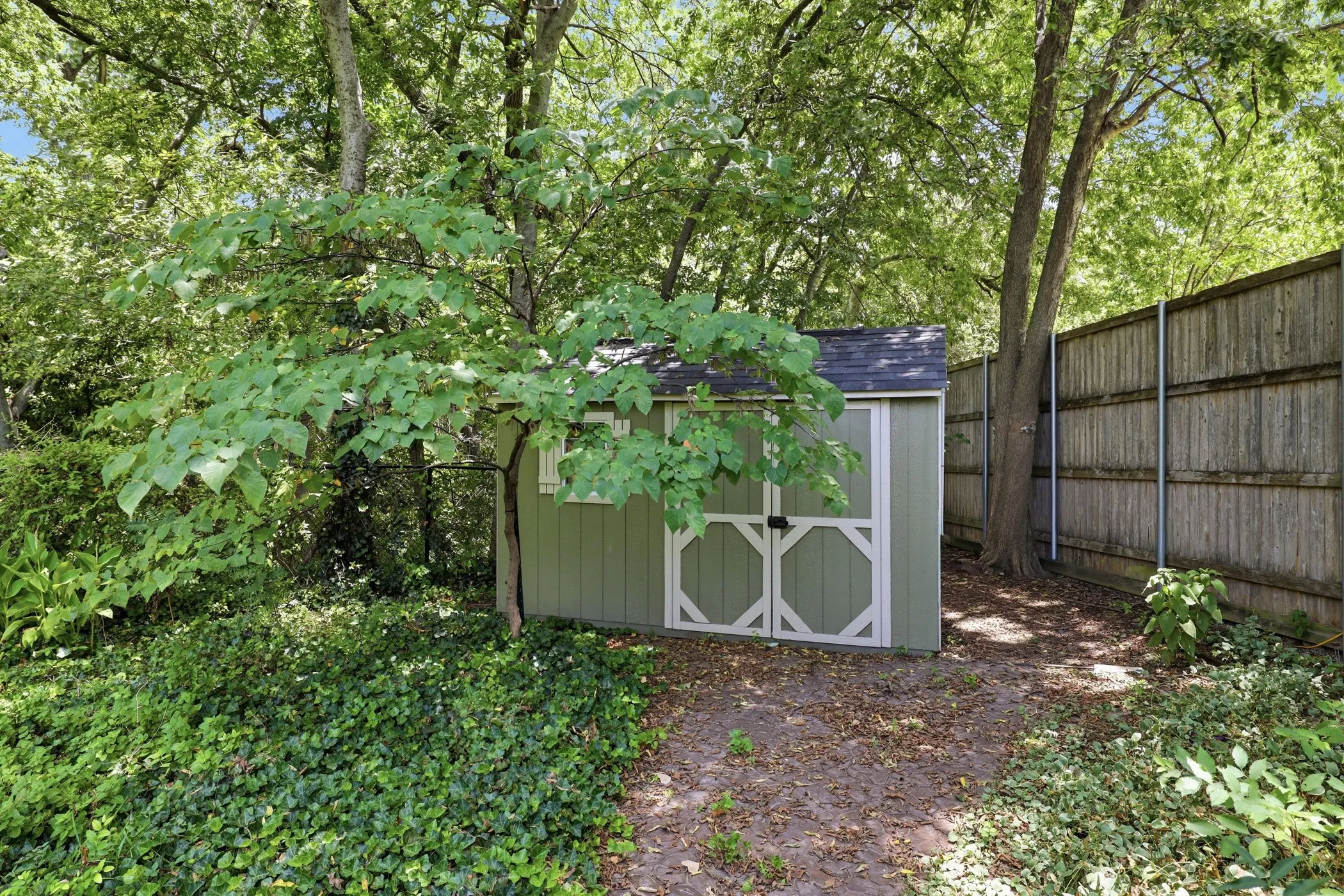 Single Family Residence For Rent in Dallas County , 10355 Baronne Circle, Dallas, Texas 75218, 2 Bedrooms, 1 Bathroom, 1 Garage spaces, 905 Sqft, built in 1970, Price $2,500, mls#21336488, Real Estate Agent in Dallas, Homes For Rent in Dallas county, Homes For Rent in Dallas, Realtor in Dallas Texas, Real Estate Brokerage Independent Realty Texas, Luminita Cordes Realtor