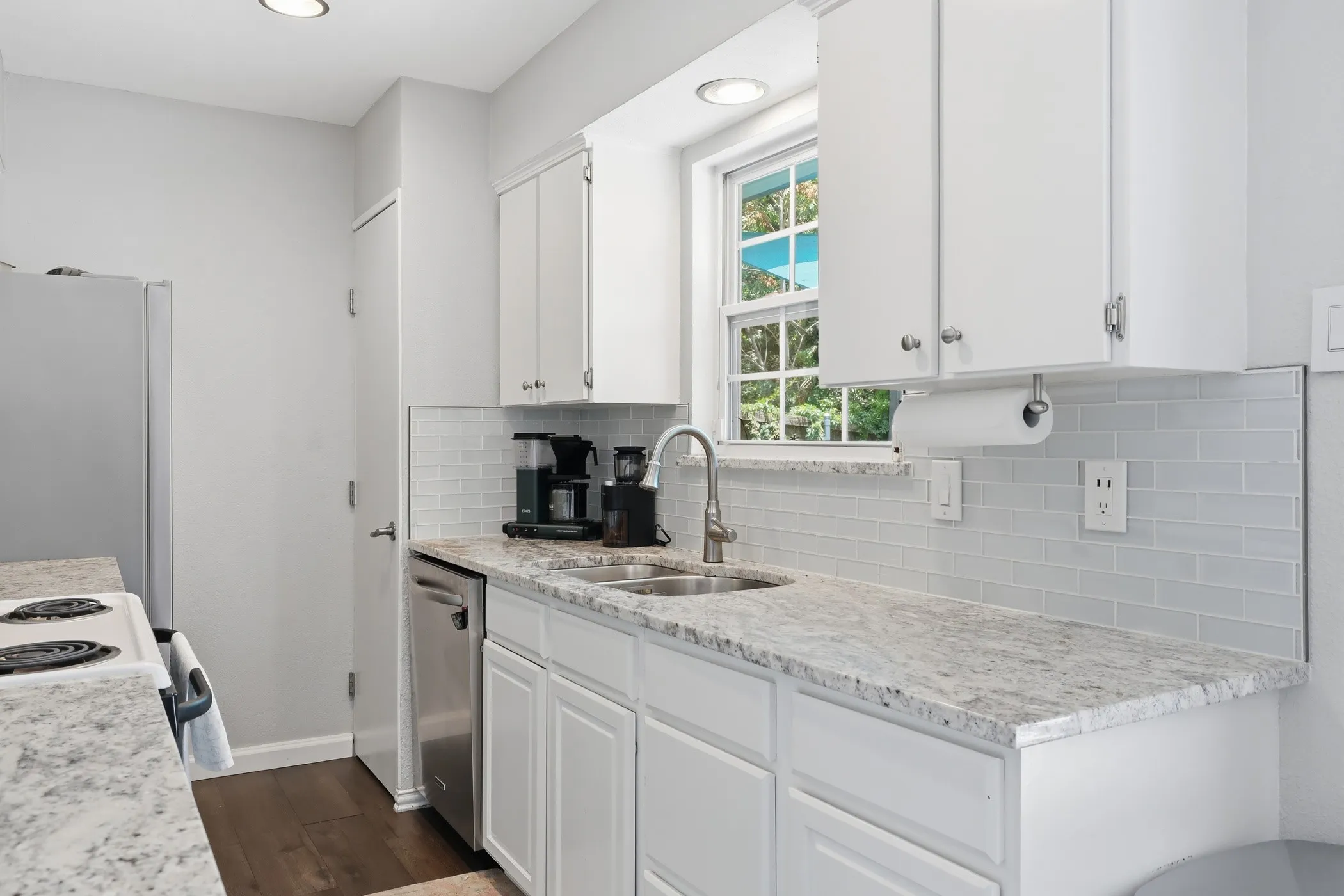 Single Family Residence For Rent in Dallas County , 10355 Baronne Circle, Dallas, Texas 75218, 2 Bedrooms, 1 Bathroom, 1 Garage spaces, 905 Sqft, built in 1970, Price $2,500, mls#21336488, Real Estate Agent in Dallas, Homes For Rent in Dallas county, Homes For Rent in Dallas, Realtor in Dallas Texas, Real Estate Brokerage Independent Realty Texas, Luminita Cordes Realtor