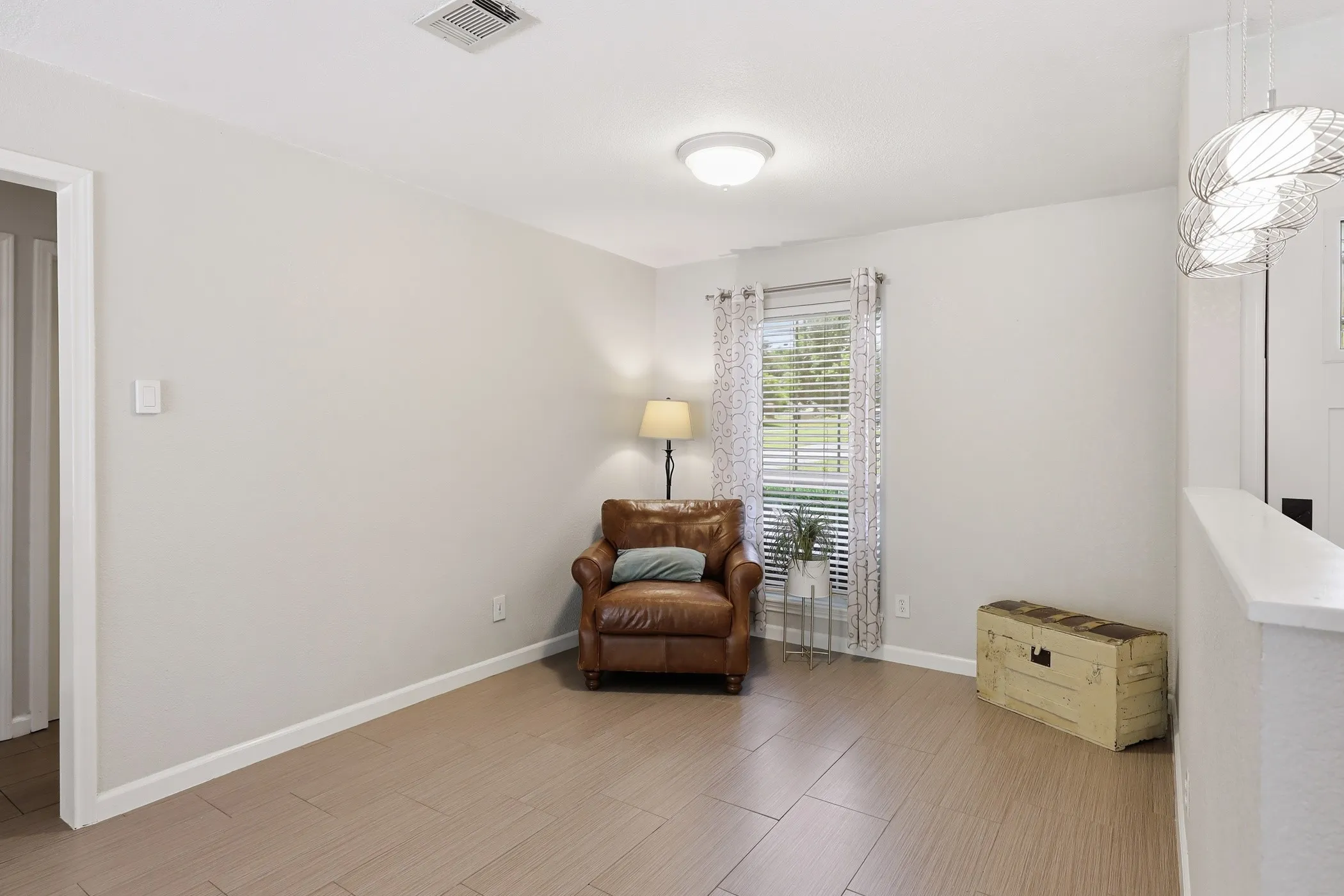 Single Family Residence For Rent in Dallas County , 10355 Baronne Circle, Dallas, Texas 75218, 2 Bedrooms, 1 Bathroom, 1 Garage spaces, 905 Sqft, built in 1970, Price $2,500, mls#21336488, Real Estate Agent in Dallas, Homes For Rent in Dallas county, Homes For Rent in Dallas, Realtor in Dallas Texas, Real Estate Brokerage Independent Realty Texas, Luminita Cordes Realtor