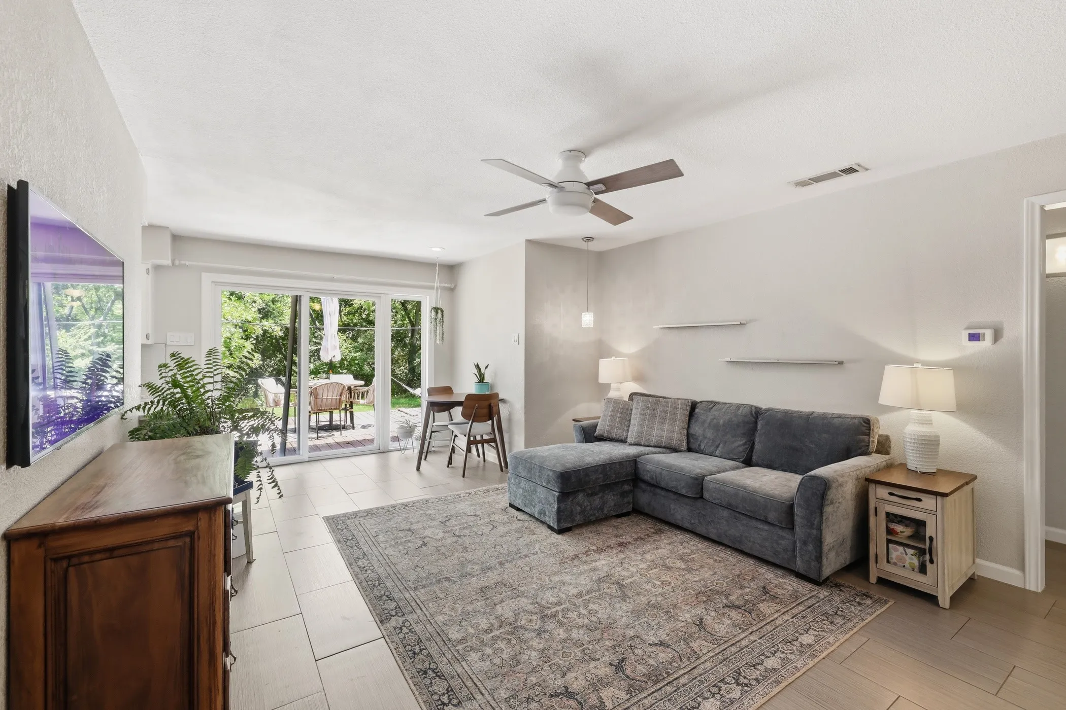 Single Family Residence For Rent in Dallas County , 10355 Baronne Circle, Dallas, Texas 75218, 2 Bedrooms, 1 Bathroom, 1 Garage spaces, 905 Sqft, built in 1970, Price $2,500, mls#21336488, Real Estate Agent in Dallas, Homes For Rent in Dallas county, Homes For Rent in Dallas, Realtor in Dallas Texas, Real Estate Brokerage Independent Realty Texas, Luminita Cordes Realtor