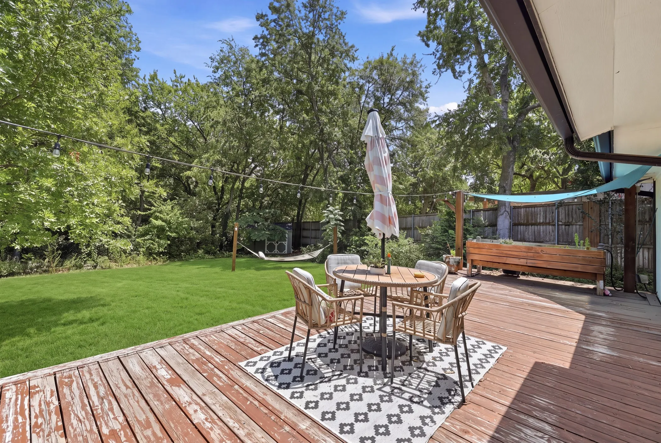 Single Family Residence For Rent in Dallas County , 10355 Baronne Circle, Dallas, Texas 75218, 2 Bedrooms, 1 Bathroom, 1 Garage spaces, 905 Sqft, built in 1970, Price $2,500, mls#21336488, Real Estate Agent in Dallas, Homes For Rent in Dallas county, Homes For Rent in Dallas, Realtor in Dallas Texas, Real Estate Brokerage Independent Realty Texas, Luminita Cordes Realtor