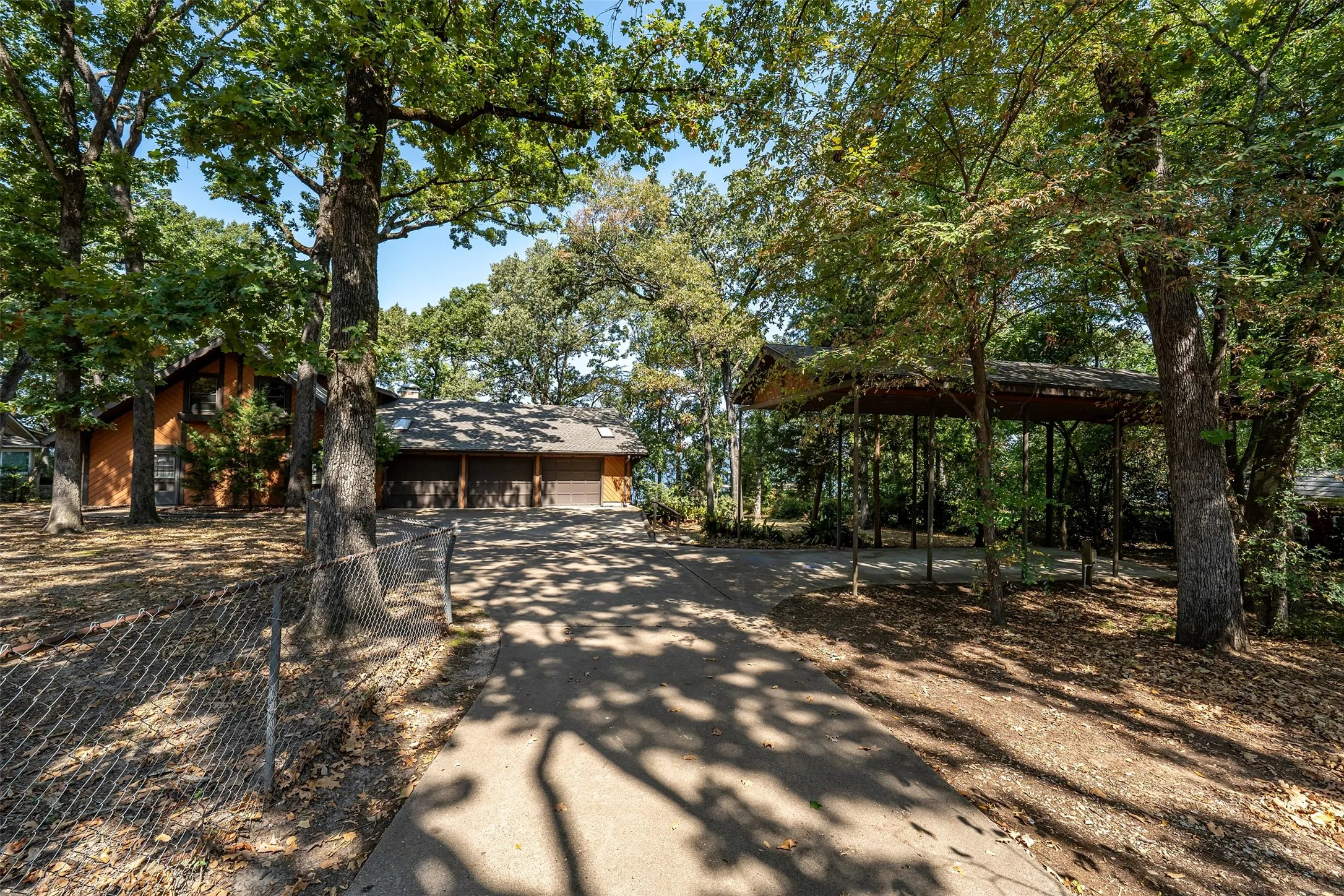 Single Family Residence For Sale in Smith County , 20862 Bay Shore Drive, Flint, Texas 75762, 3 Bedroom, 3 Bathroom, 3 Garage spaces, 2,114 Sqft, built in 1978, mls#21338167, Real Estate Agent in Flint, Homes For Sale in Smith county, Homes For Sale in Flint, Realtor in Flint Texas, Real Estate Brokerage Independent Realty Texas, Luminita Cordes Realtor
