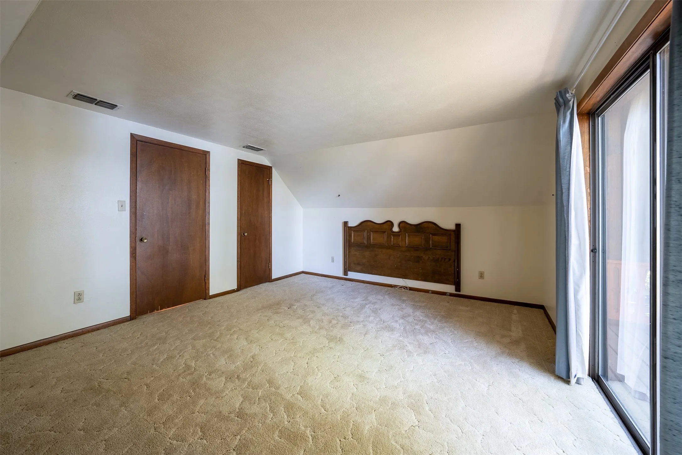 Single Family Residence For Sale in Smith County , 20862 Bay Shore Drive, Flint, Texas 75762, 3 Bedroom, 3 Bathroom, 3 Garage spaces, 2,114 Sqft, built in 1978, mls#21338167, Real Estate Agent in Flint, Homes For Sale in Smith county, Homes For Sale in Flint, Realtor in Flint Texas, Real Estate Brokerage Independent Realty Texas, Luminita Cordes Realtor