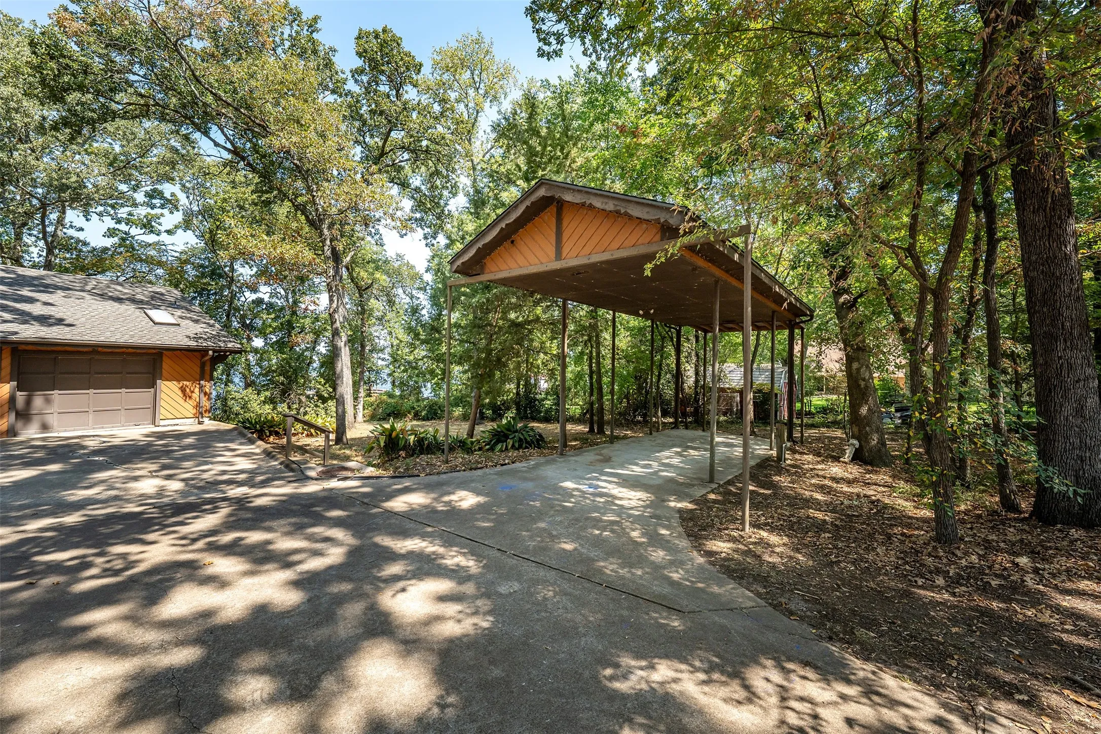 Single Family Residence For Sale in Smith County , 20862 Bay Shore Drive, Flint, Texas 75762, 3 Bedroom, 3 Bathroom, 3 Garage spaces, 2,114 Sqft, built in 1978, mls#21338167, Real Estate Agent in Flint, Homes For Sale in Smith county, Homes For Sale in Flint, Realtor in Flint Texas, Real Estate Brokerage Independent Realty Texas, Luminita Cordes Realtor