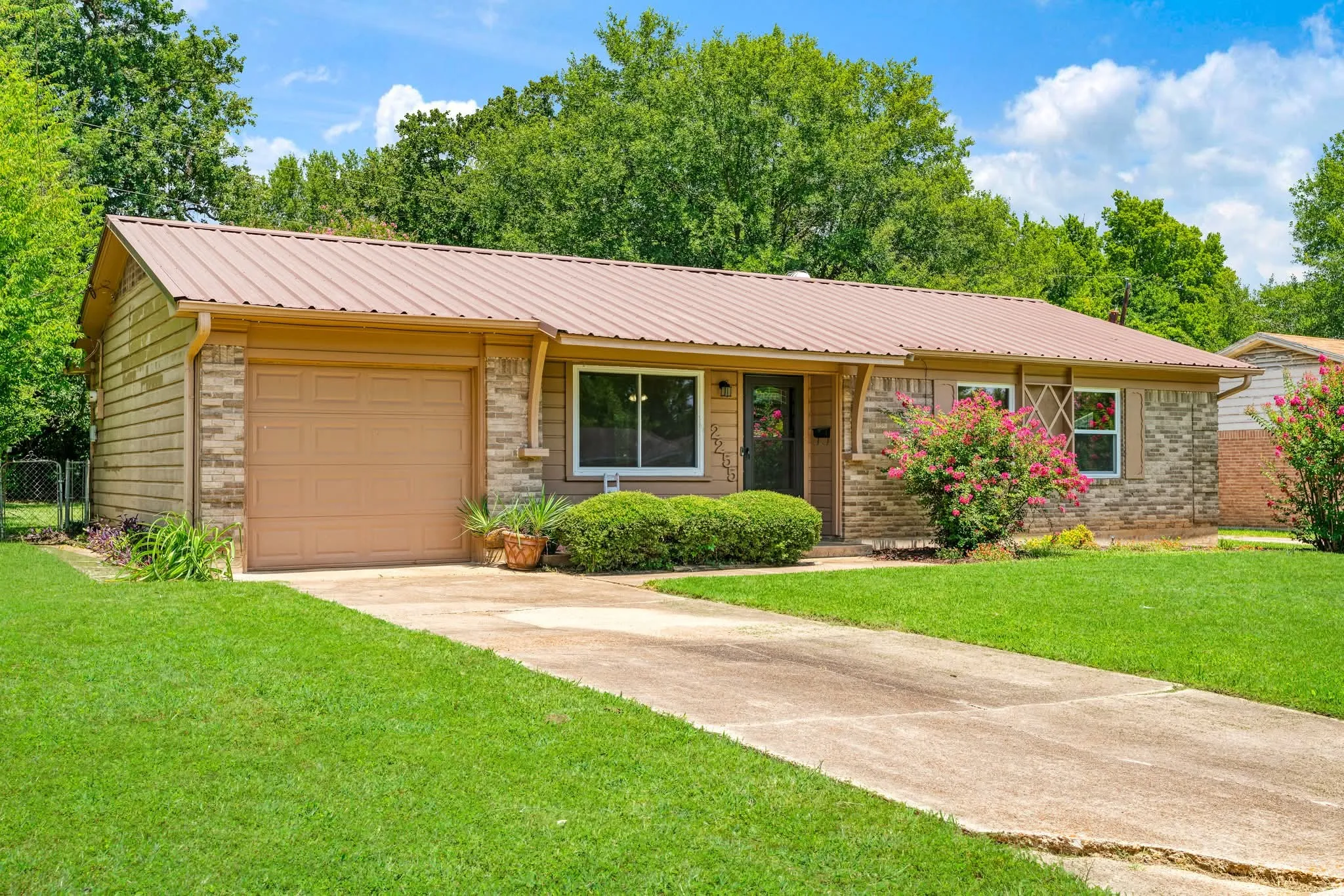 Single Family Residence For Sale in Lamar County , 2255 Bella Vista Drive, Paris, Texas 75460, 3 Bedroom, 1 Bathroom, 1 Garage spaces, 960 Sqft, built in 0, mls#21337861, Real Estate Agent in Paris, Homes For Sale in Lamar county, Homes For Sale in Paris, Realtor in Paris Texas, Real Estate Brokerage Independent Realty Texas, Luminita Cordes Realtor