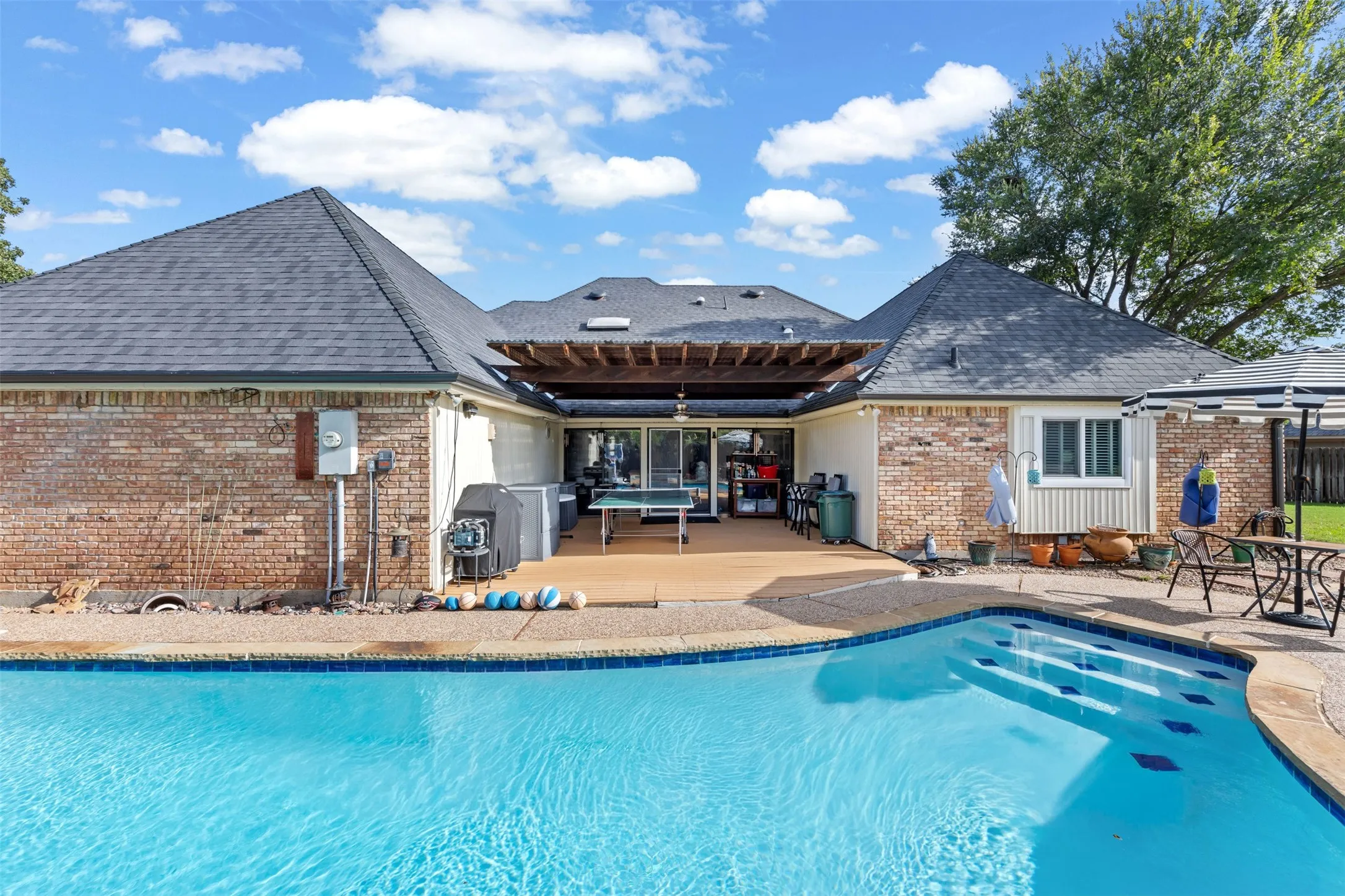 In-ground swimming pool with integrated steps