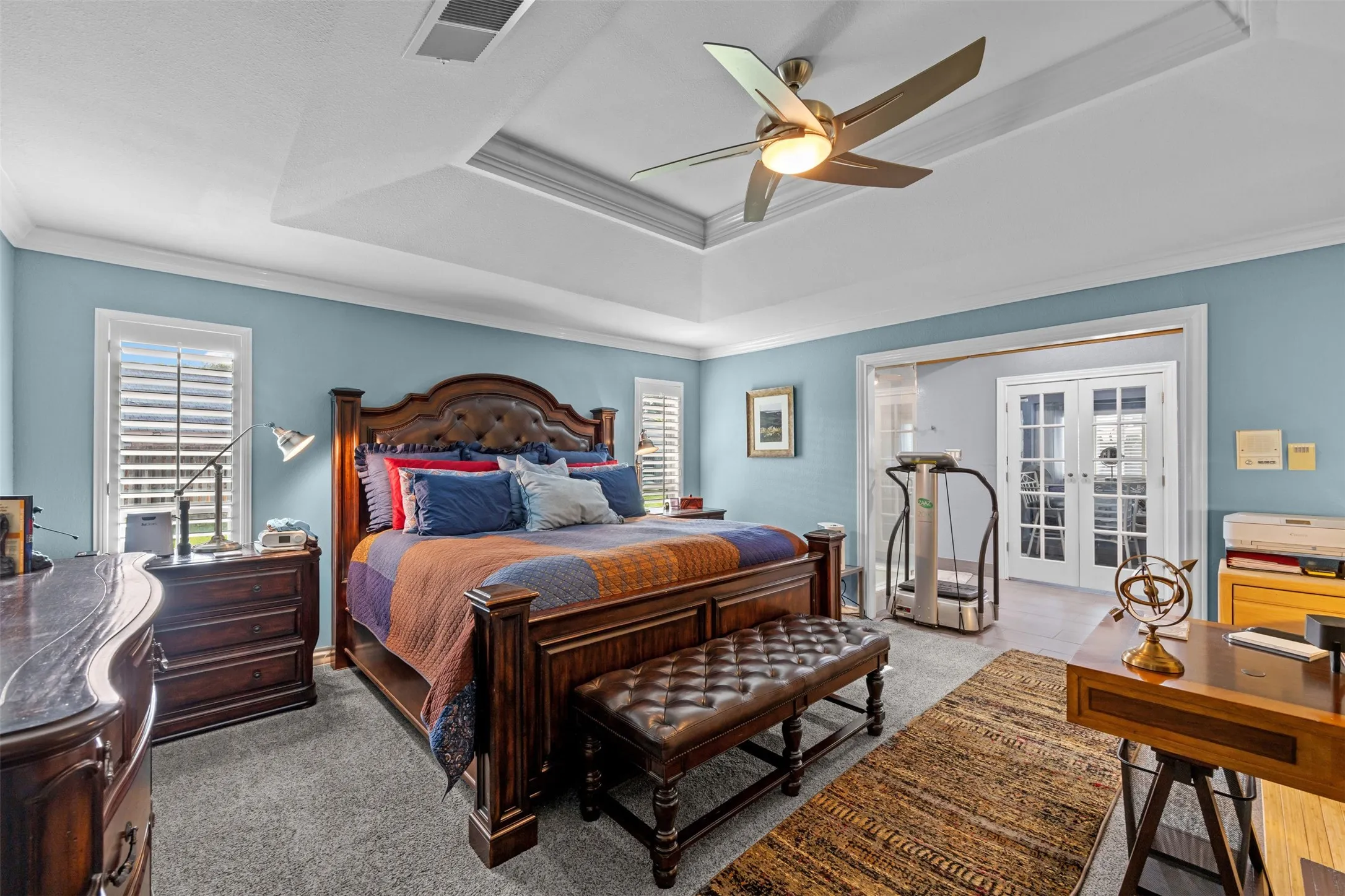 Tray ceiling with crown molding and ceiling fan
