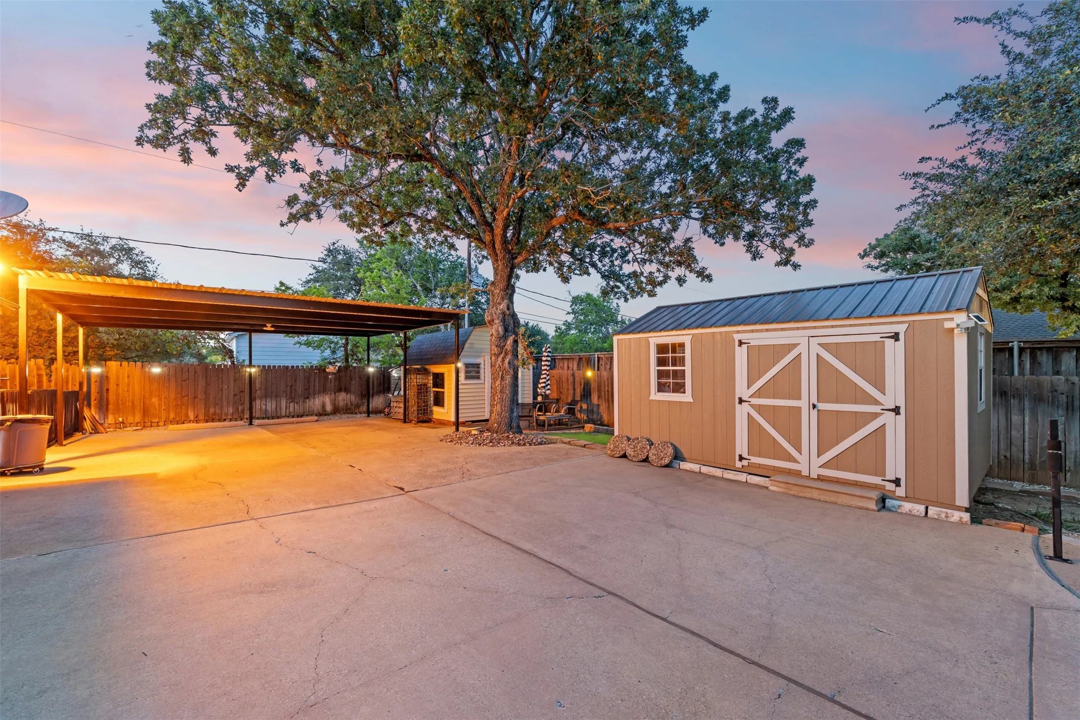 Single Family Residence For Sale in Tarrant County , 809 Shady Creek Drive, Kennedale, Texas 76060, 4 Bedroom, 3 Bathroom, 3 Garage spaces, 3,140 Sqft, built in 1985, mls#21336612, Real Estate Agent in Kennedale, Homes For Sale in Tarrant county, Homes For Sale in Kennedale, Realtor in Kennedale Texas, Real Estate Brokerage Independent Realty Texas, Luminita Cordes Realtor