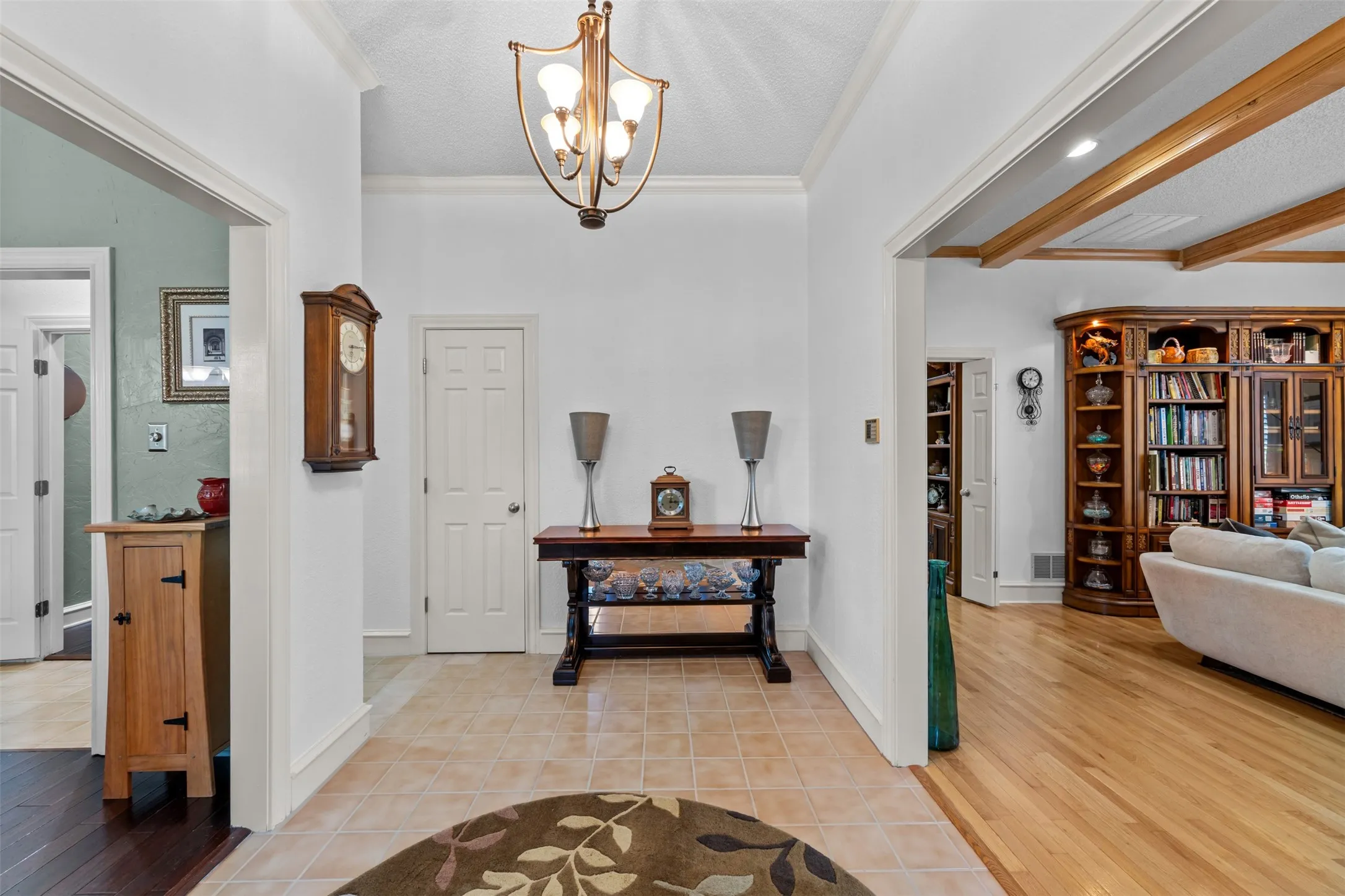 Single Family Residence For Sale in Tarrant County , 809 Shady Creek Drive, Kennedale, Texas 76060, 4 Bedroom, 3 Bathroom, 3 Garage spaces, 3,140 Sqft, built in 1985, mls#21336612, Real Estate Agent in Kennedale, Homes For Sale in Tarrant county, Homes For Sale in Kennedale, Realtor in Kennedale Texas, Real Estate Brokerage Independent Realty Texas, Luminita Cordes Realtor