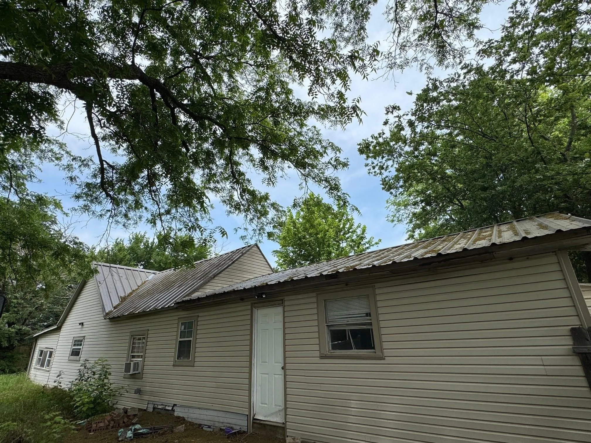 Single Family Residence For Sale in Grayson County , 504 Sherman Street, Tioga, Texas 76271, 2 Bedrooms, 1 Bathroom, Garage spaces, 1,154 Sqft, built in 1900, Price $125,000, mls#21337775, Real Estate Agent in Tioga, Homes For Sale in Grayson county, Homes For Sale in Tioga, Realtor in Tioga Texas, Real Estate Brokerage Independent Realty Texas, Luminita Cordes Realtor