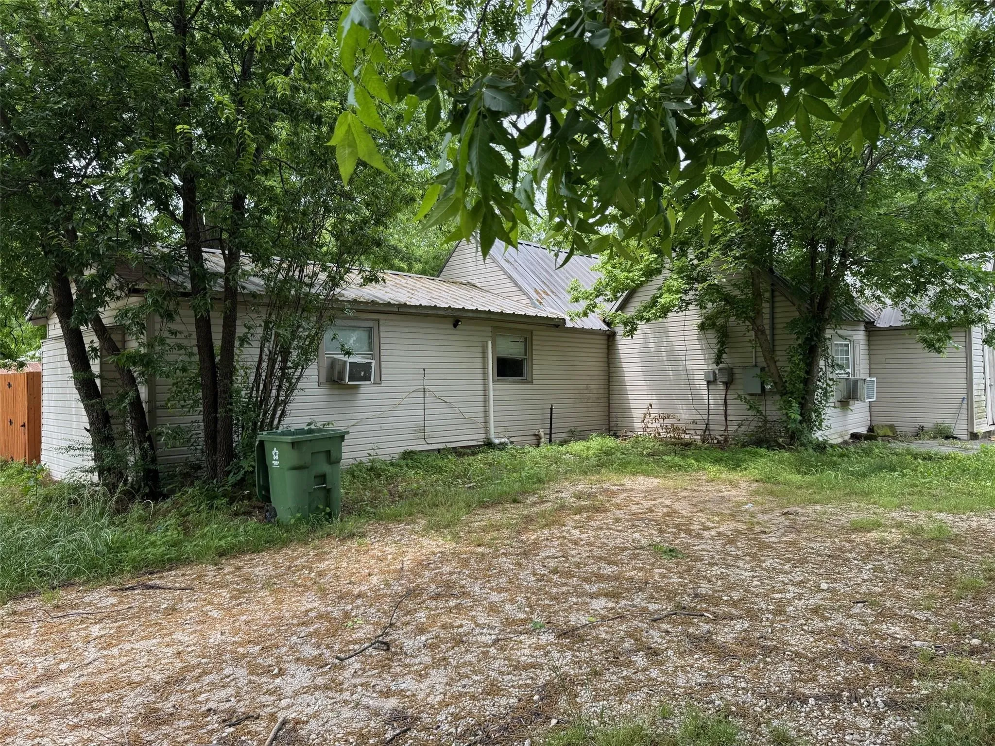 Single Family Residence For Sale in Grayson County , 504 Sherman Street, Tioga, Texas 76271, 2 Bedrooms, 1 Bathroom, Garage spaces, 1,154 Sqft, built in 1900, Price $125,000, mls#21337775, Real Estate Agent in Tioga, Homes For Sale in Grayson county, Homes For Sale in Tioga, Realtor in Tioga Texas, Real Estate Brokerage Independent Realty Texas, Luminita Cordes Realtor